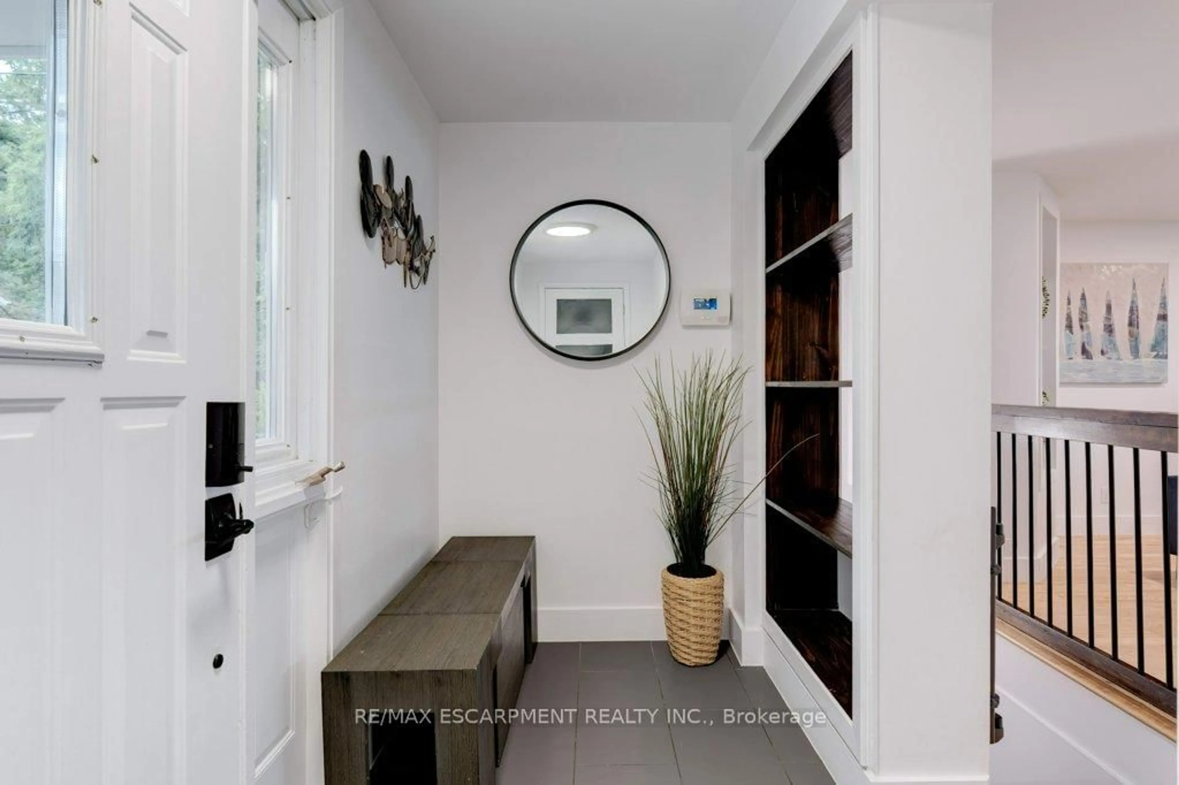 Indoor entryway for 636 West Oval Dr, Burlington Ontario L7T 1B9