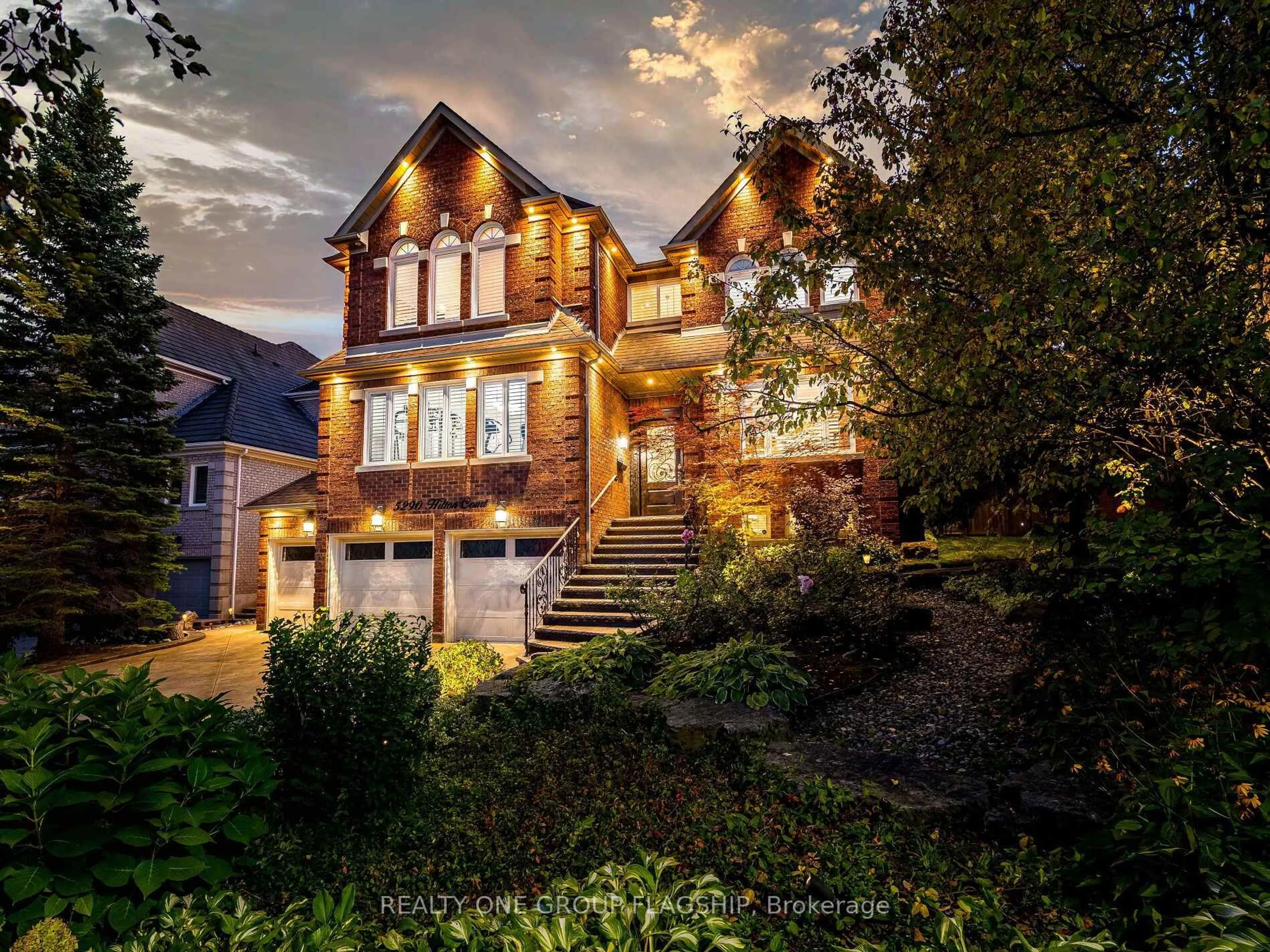 Home with brick exterior material, street for 5290 Hilton Crt, Mississauga Ontario L5M 5B5