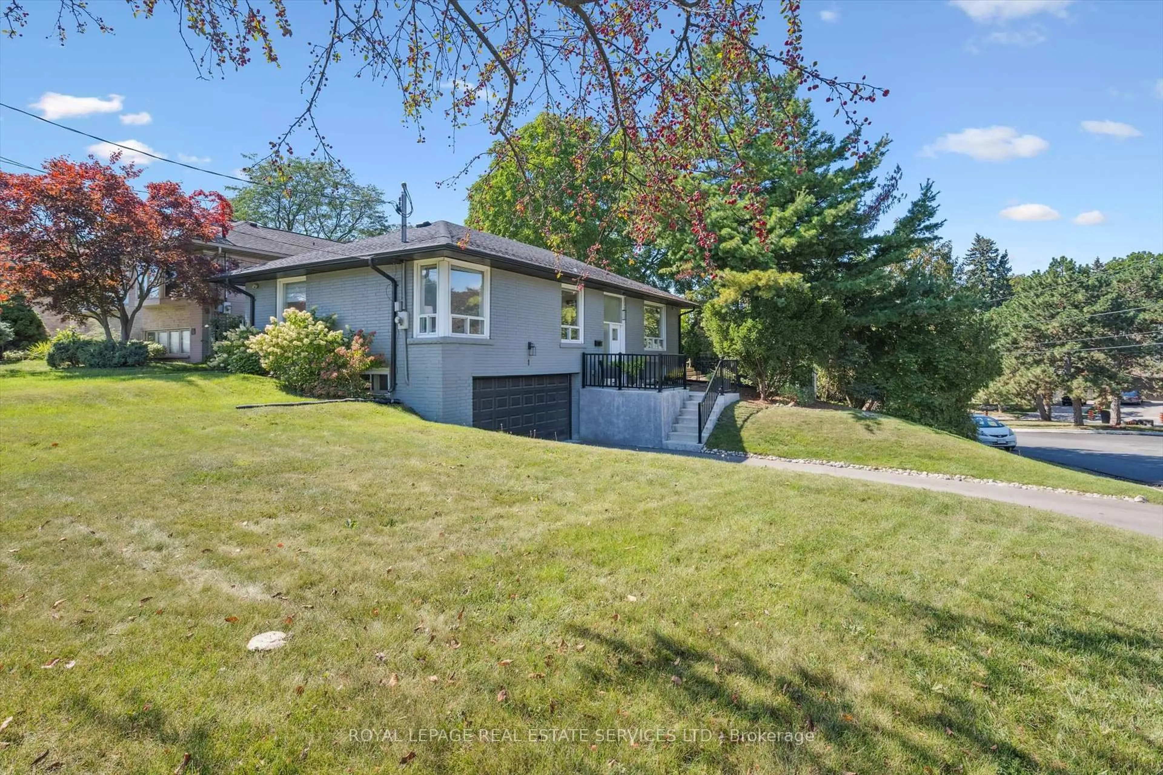 A pic from outside/outdoor area/front of a property/back of a property/a pic from drone, unknown for 1 Hillavon Dr, Toronto Ontario M9B 2P4