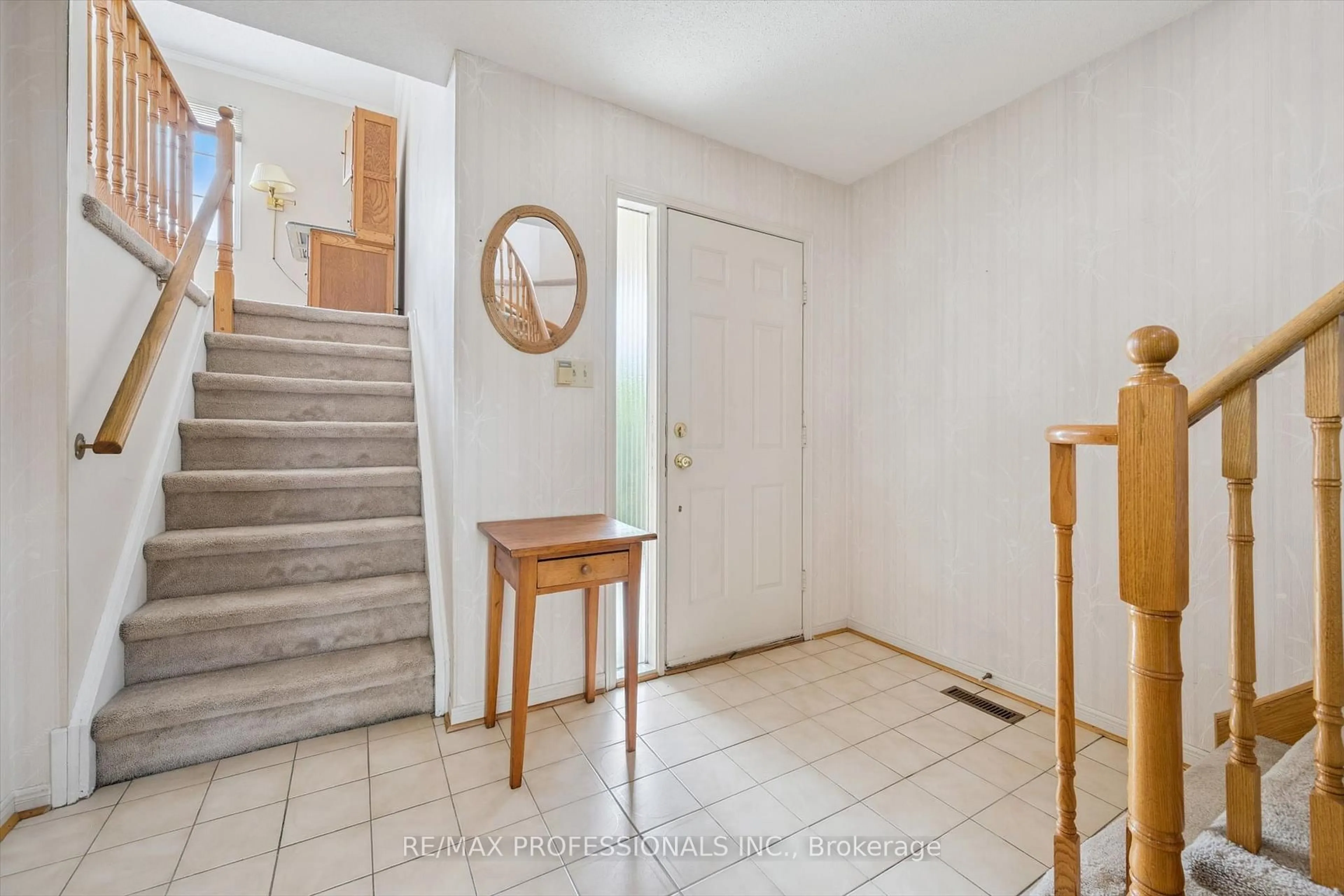 Indoor foyer for 26 Killarney Crt, Brampton Ontario L6Z 3B6