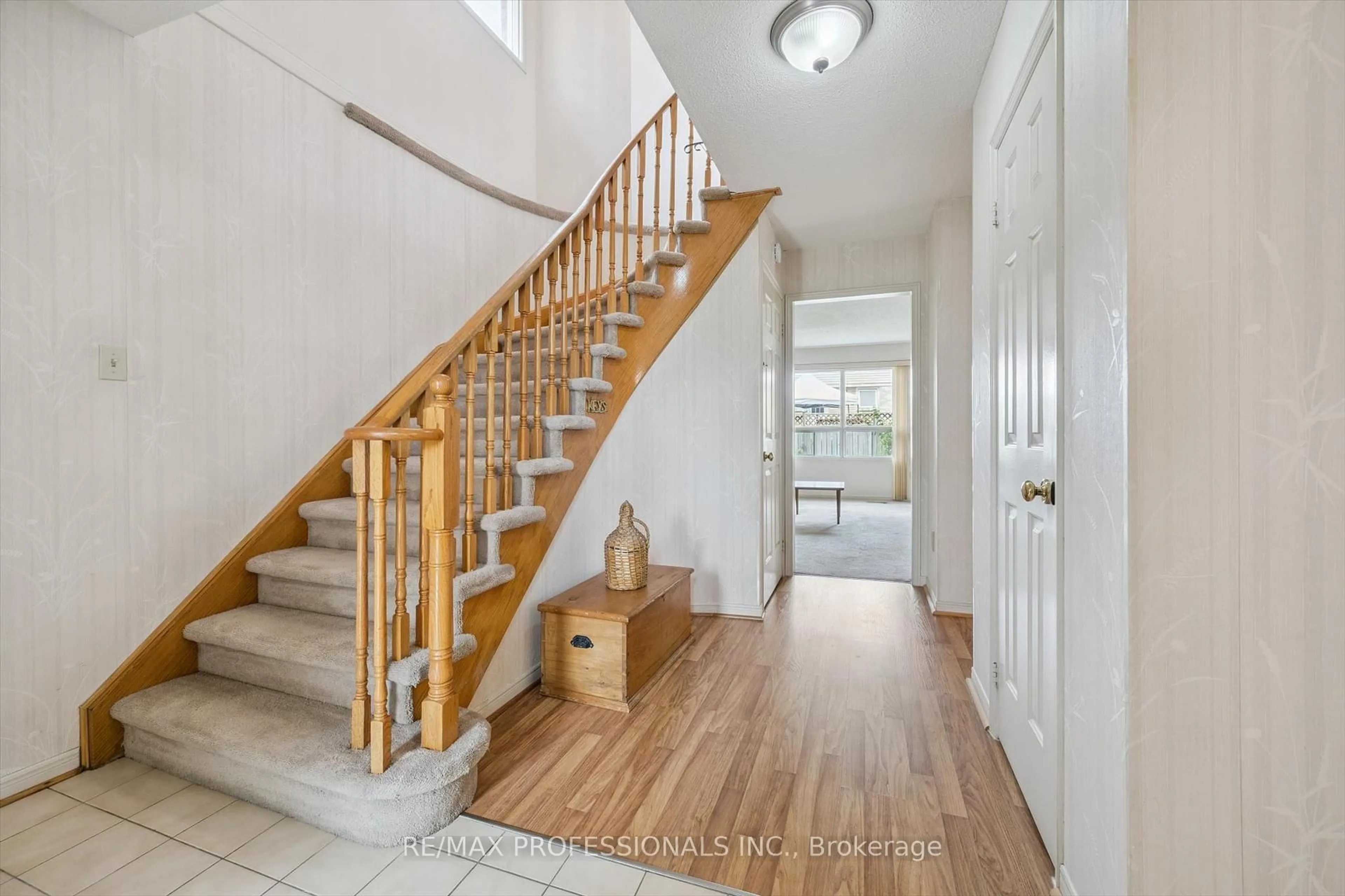 Indoor entryway for 26 Killarney Crt, Brampton Ontario L6Z 3B6