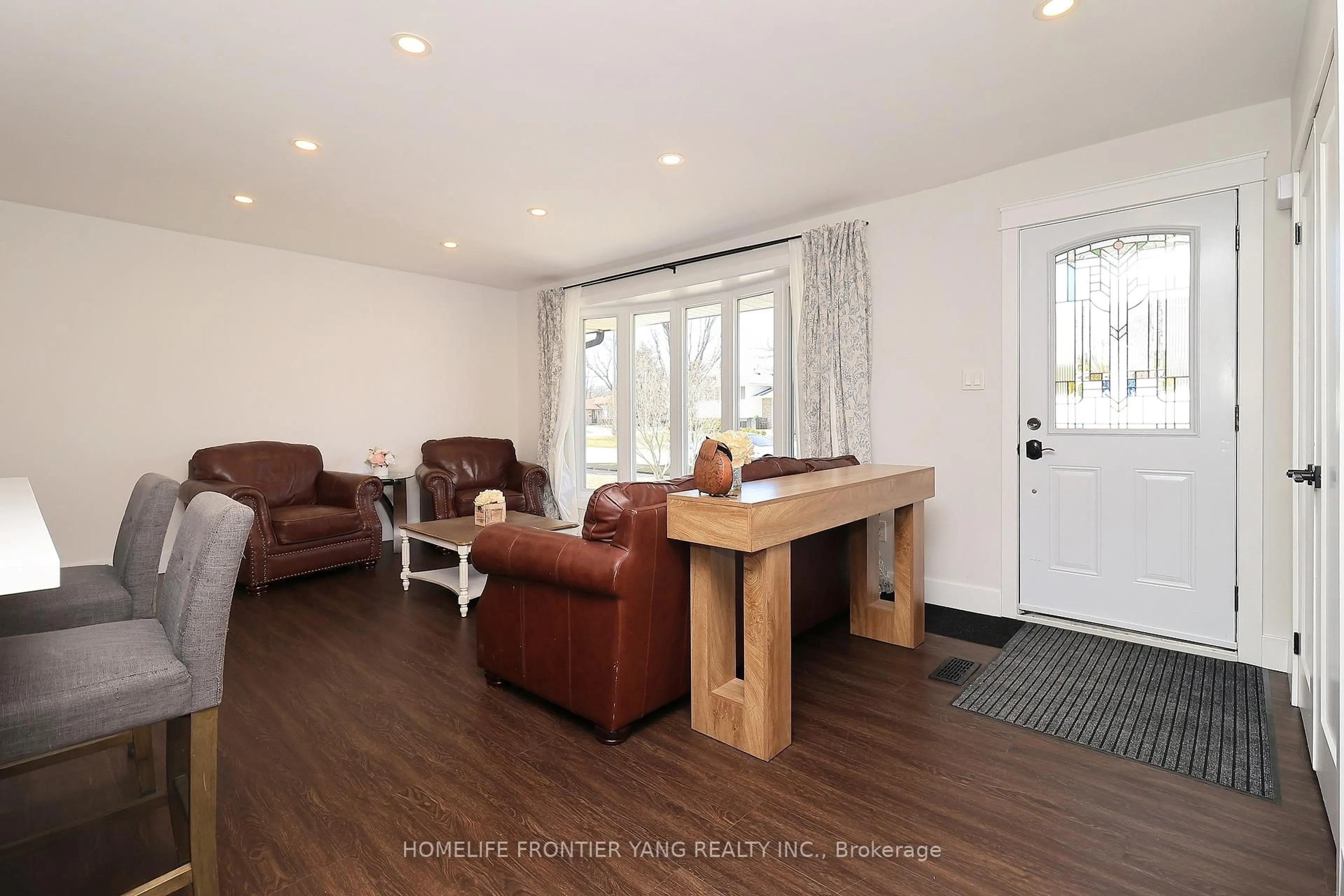 Living room with furniture, wood/laminate floor for 587 Wilene Dr, Burlington Ontario L7L 2B3