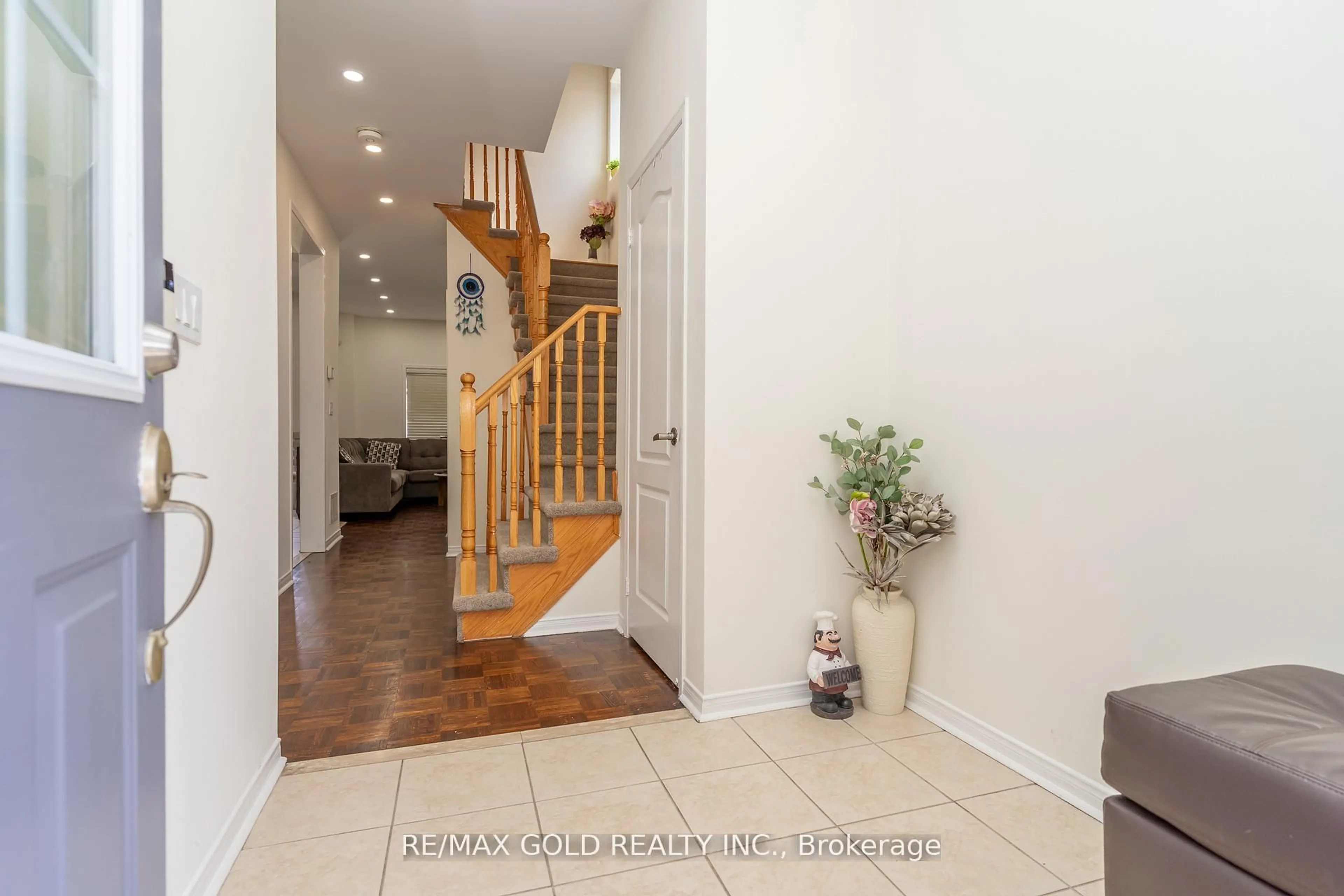 Indoor entryway for 32 Rubysilver Dr, Brampton Ontario L6P 1P9