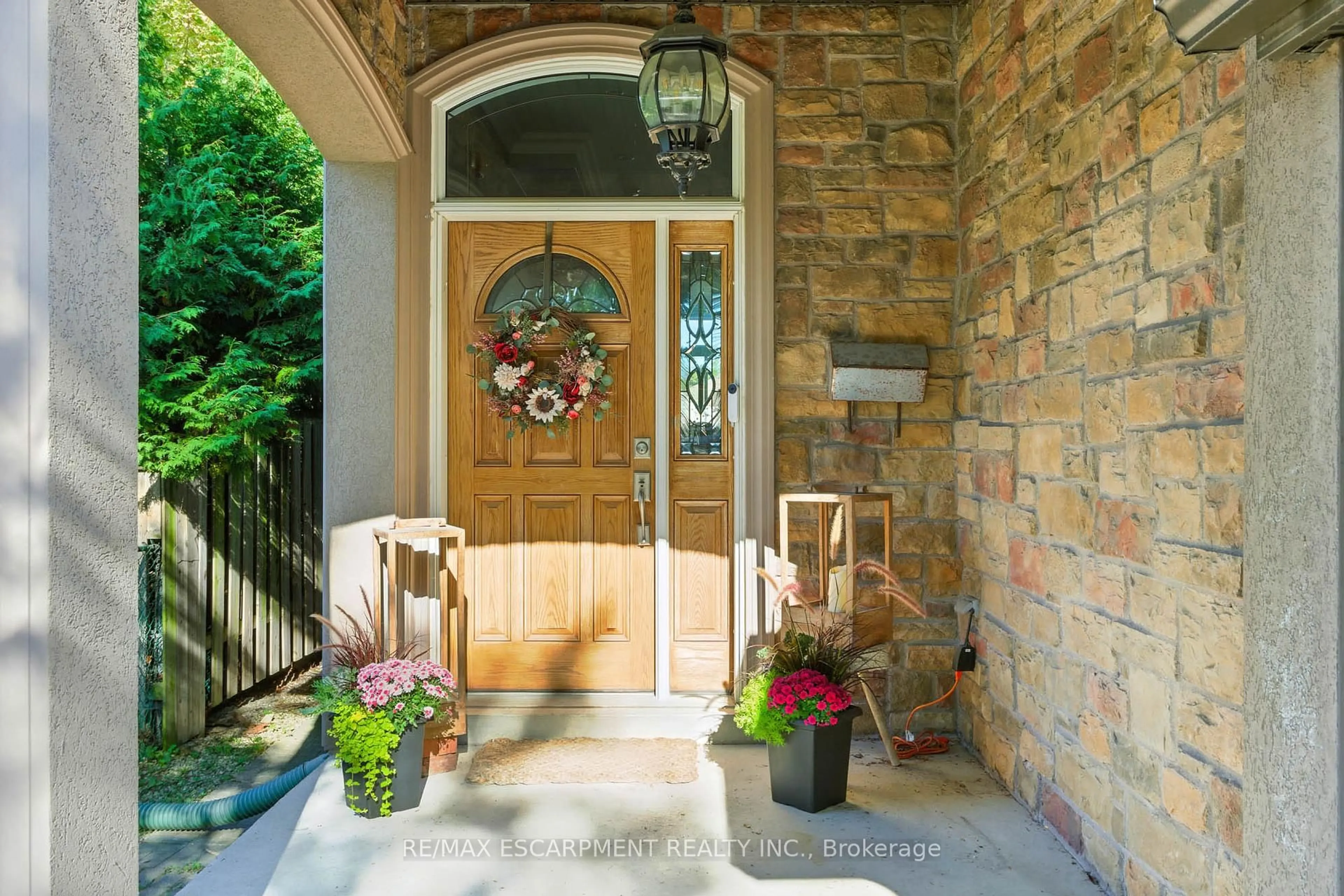 Indoor entryway for 219 Delta St, Toronto Ontario M8W 4E7