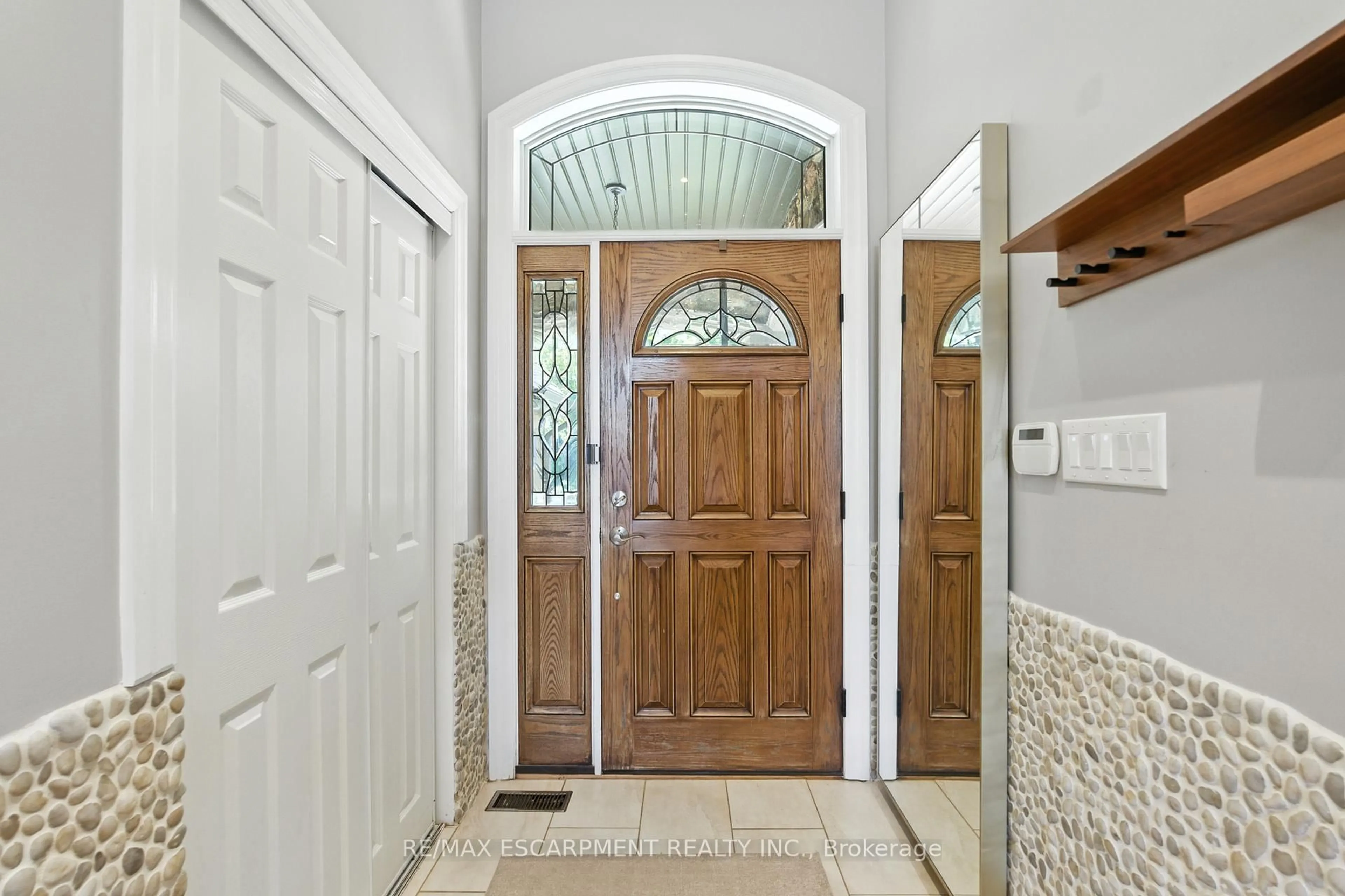 Indoor entryway for 219 Delta St, Toronto Ontario M8W 4E7