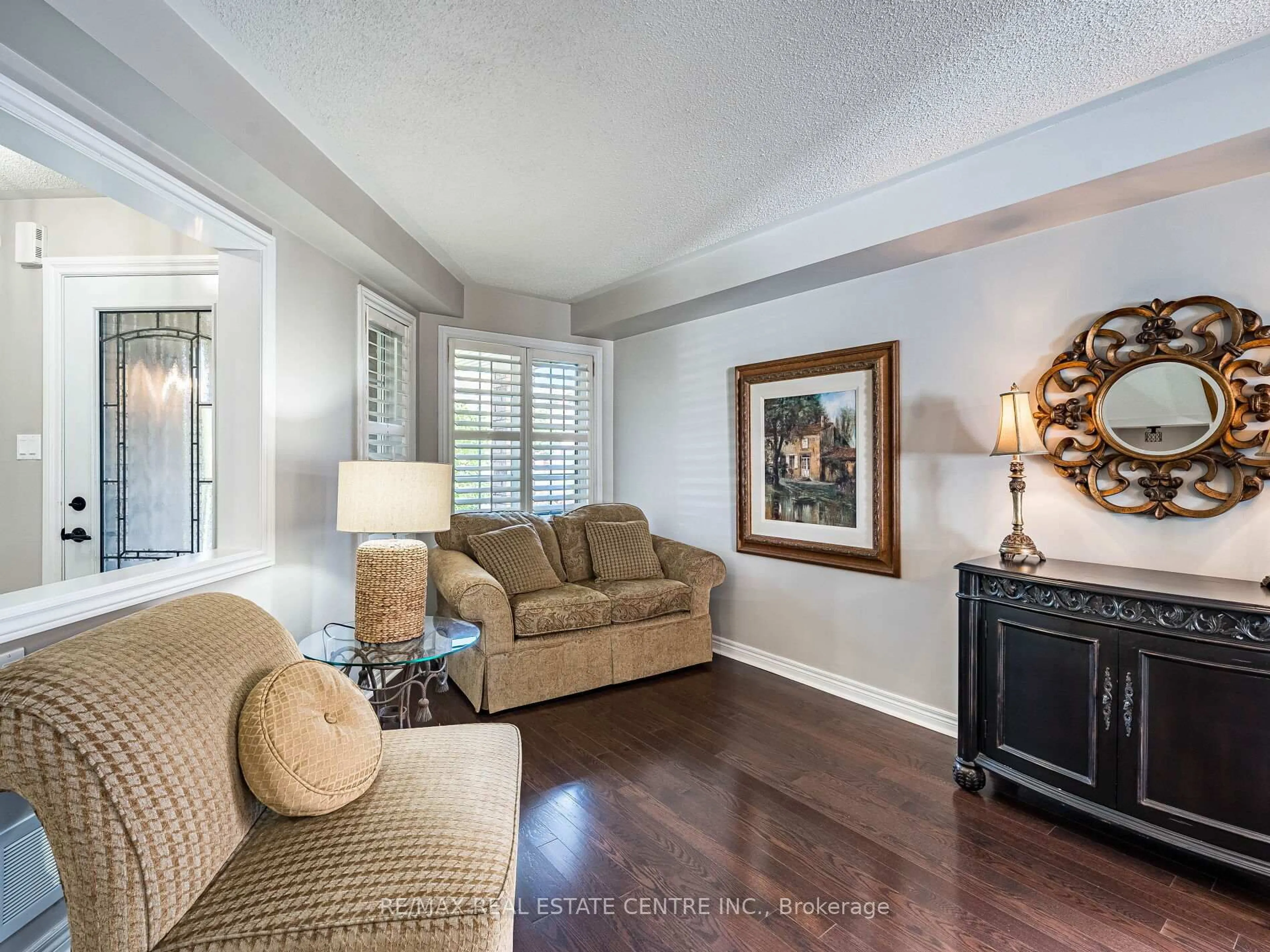 Living room with furniture, unknown for 137 Mowat Cres, Halton Hills Ontario L7G 6A8