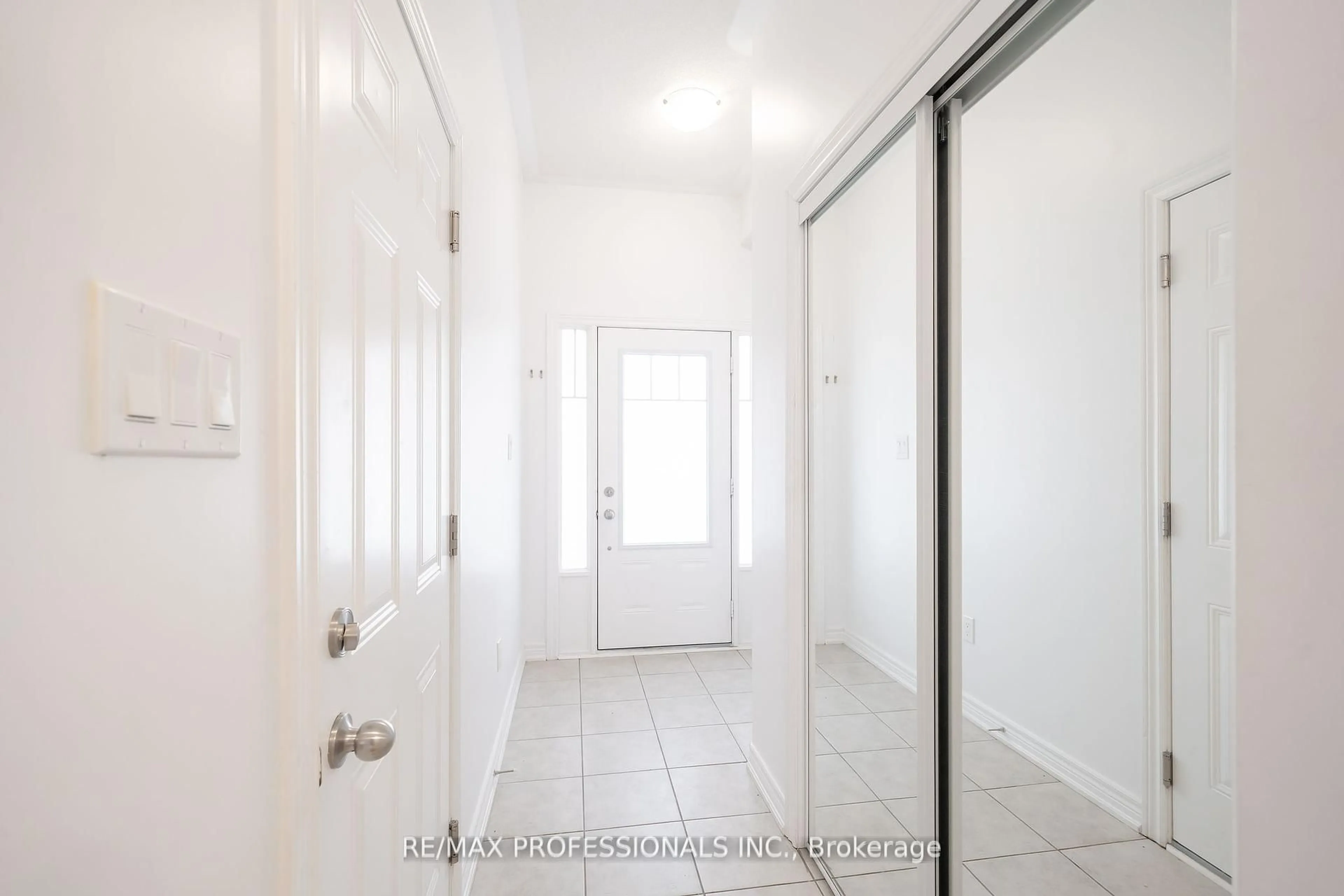 Indoor entryway for 3952 Leonardo St, Burlington Ontario L7M 0Z7