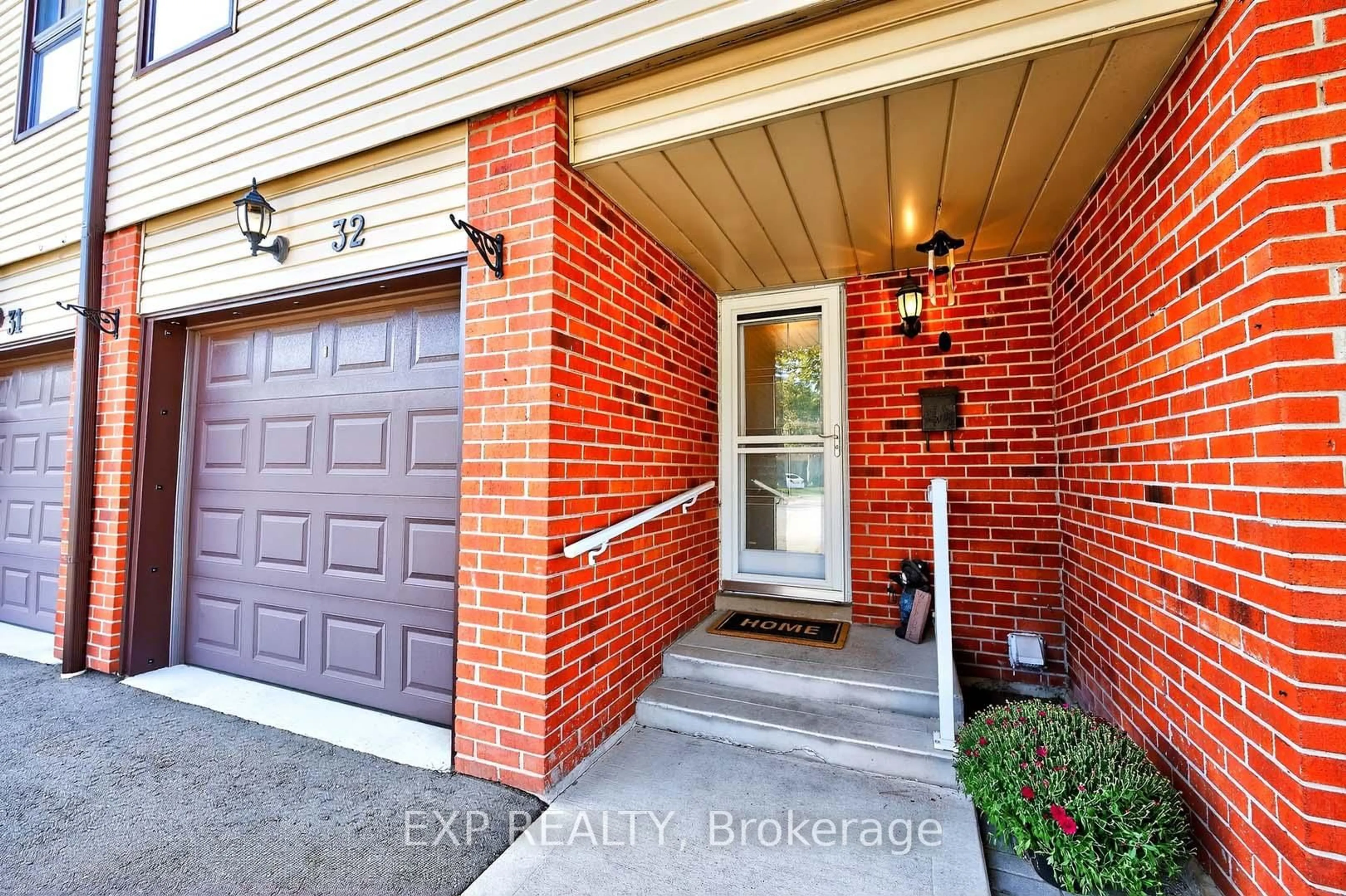 Indoor entryway for 32 Collins Cres, Brampton Ontario L6V 3M9