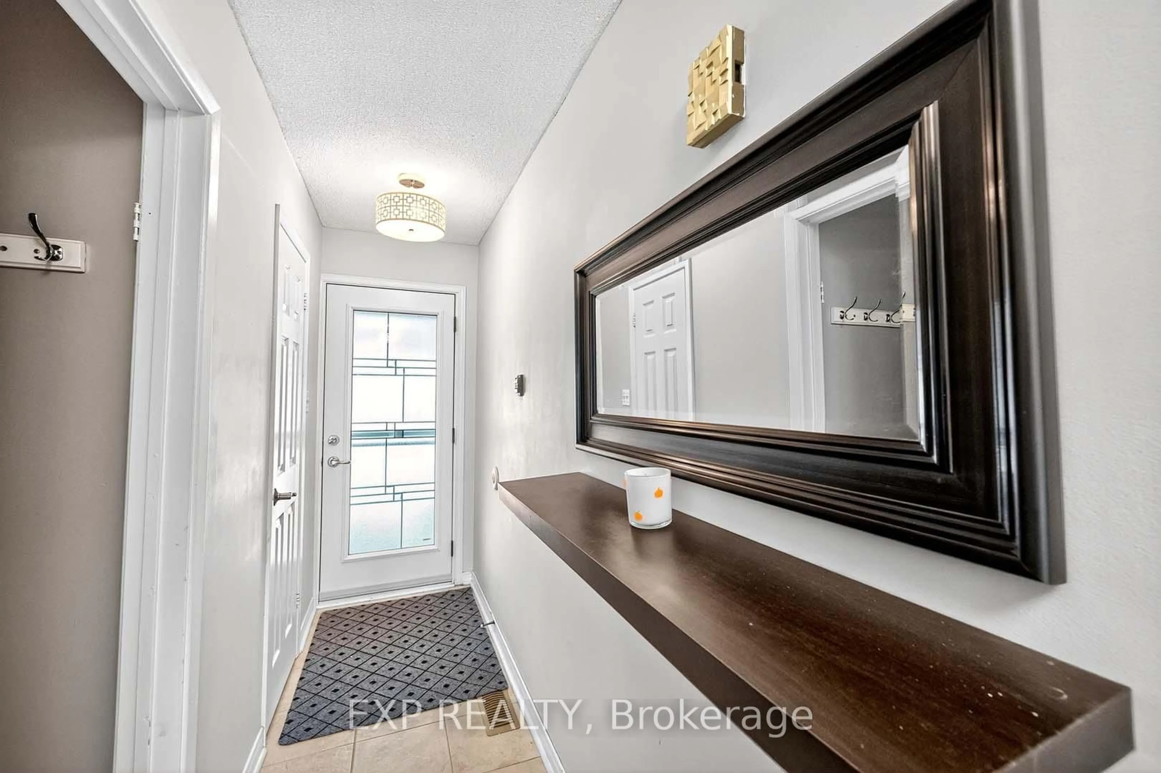 Indoor entryway for 32 Collins Cres, Brampton Ontario L6V 3M9
