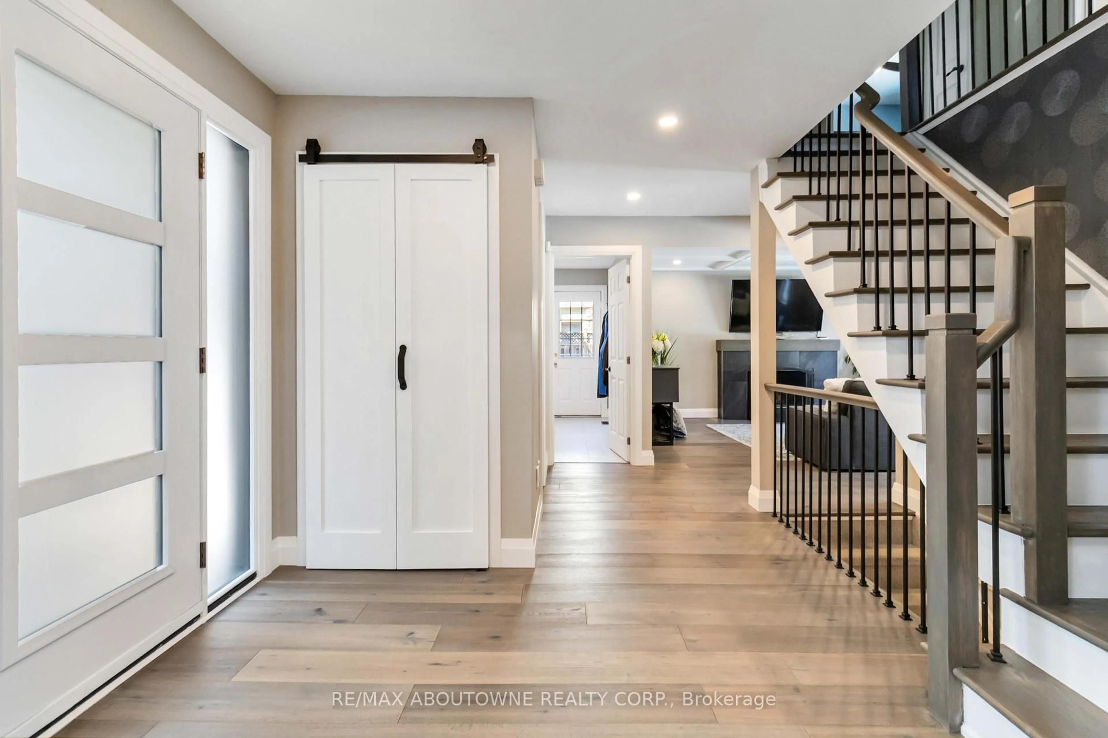 Indoor entryway for 2485 Woburn Cres, Oakville Ontario L6L 5E8