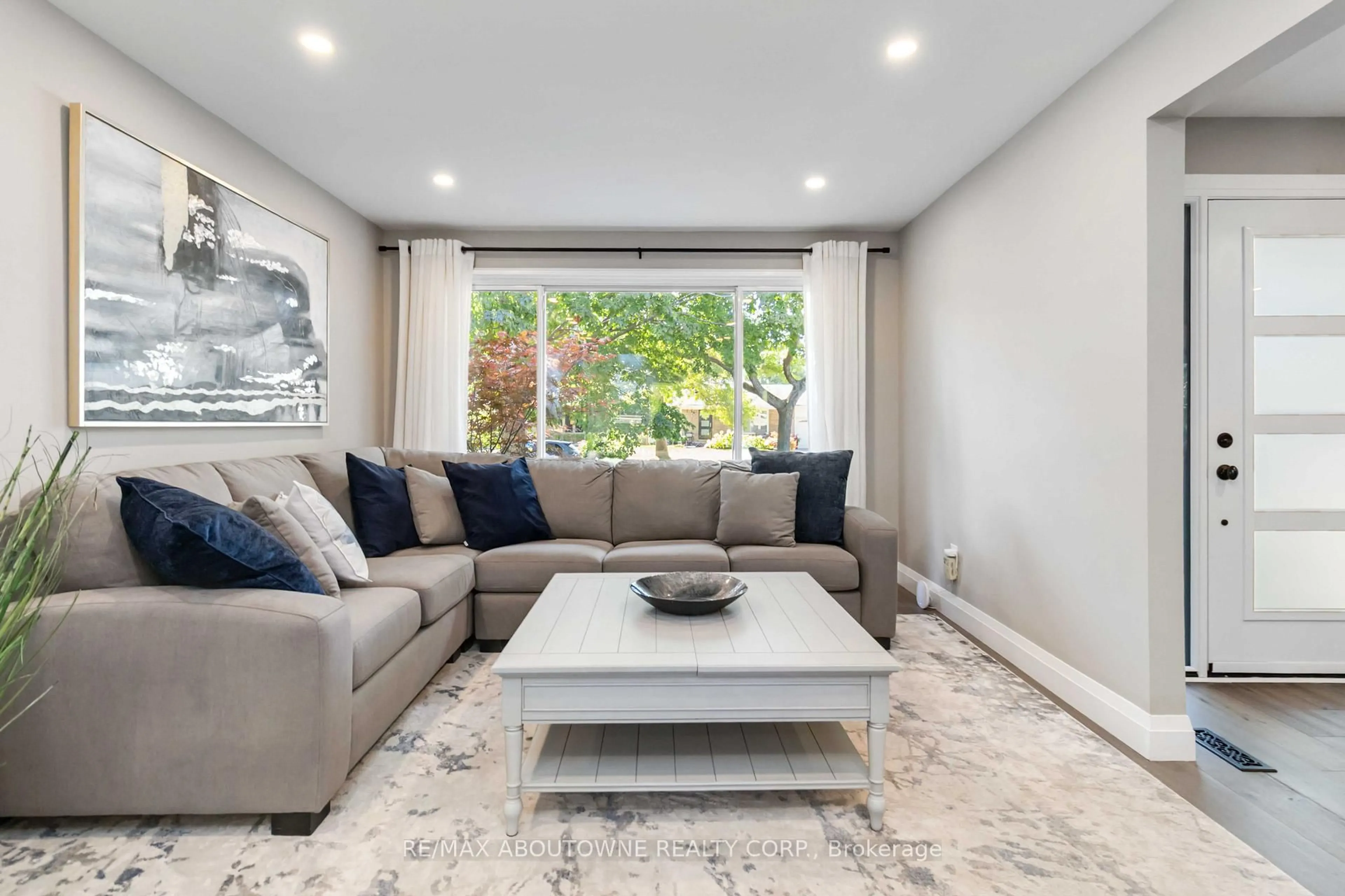 Living room with furniture, unknown for 2485 Woburn Cres, Oakville Ontario L6L 5E8