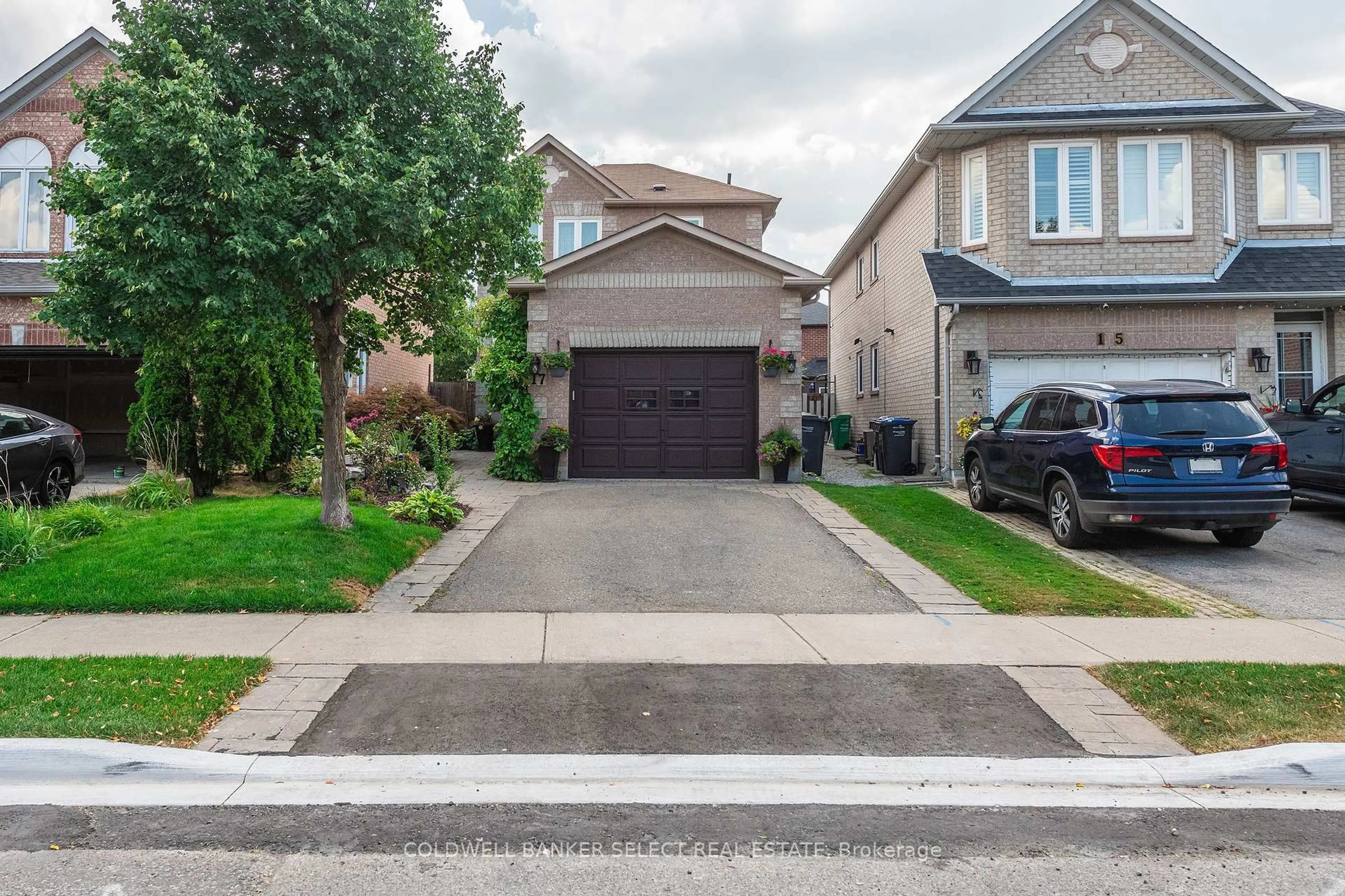 A pic from outside/outdoor area/front of a property/back of a property/a pic from drone, street for 17 Saddletree Tr, Brampton Ontario L6X 4M5