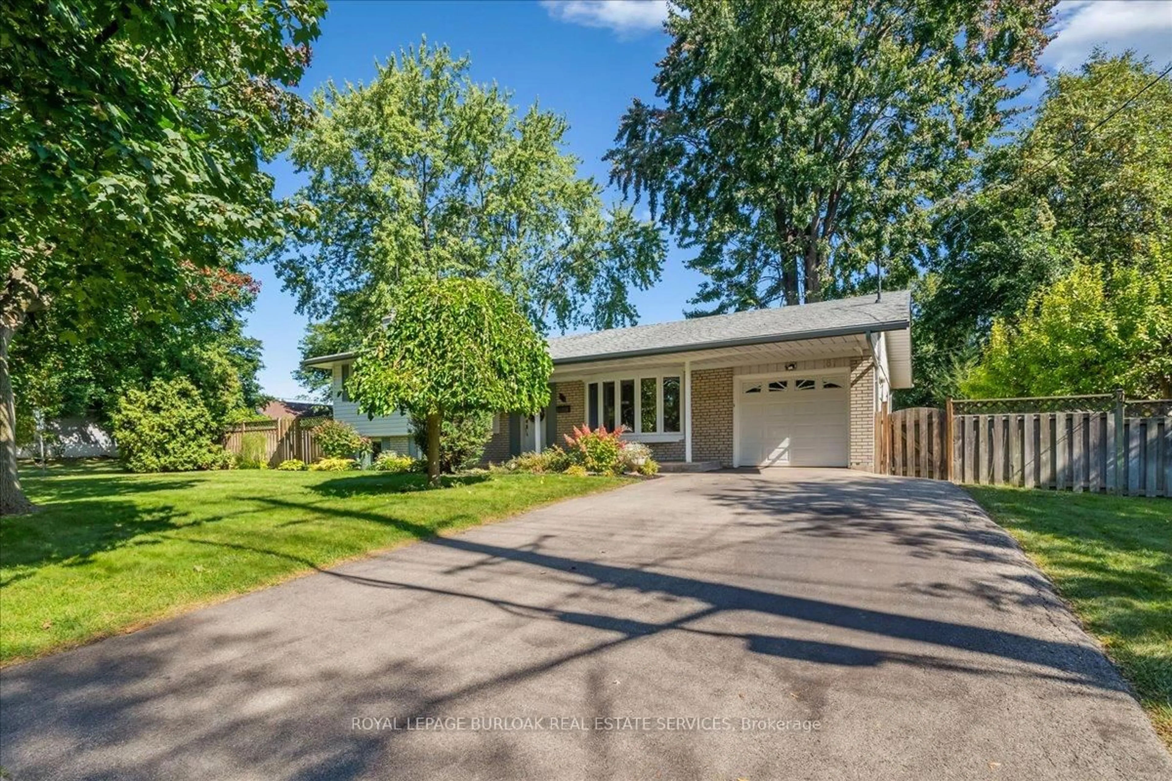 A pic from outside/outdoor area/front of a property/back of a property/a pic from drone, street for 871 Francis Rd, Burlington Ontario L7T 3Y1