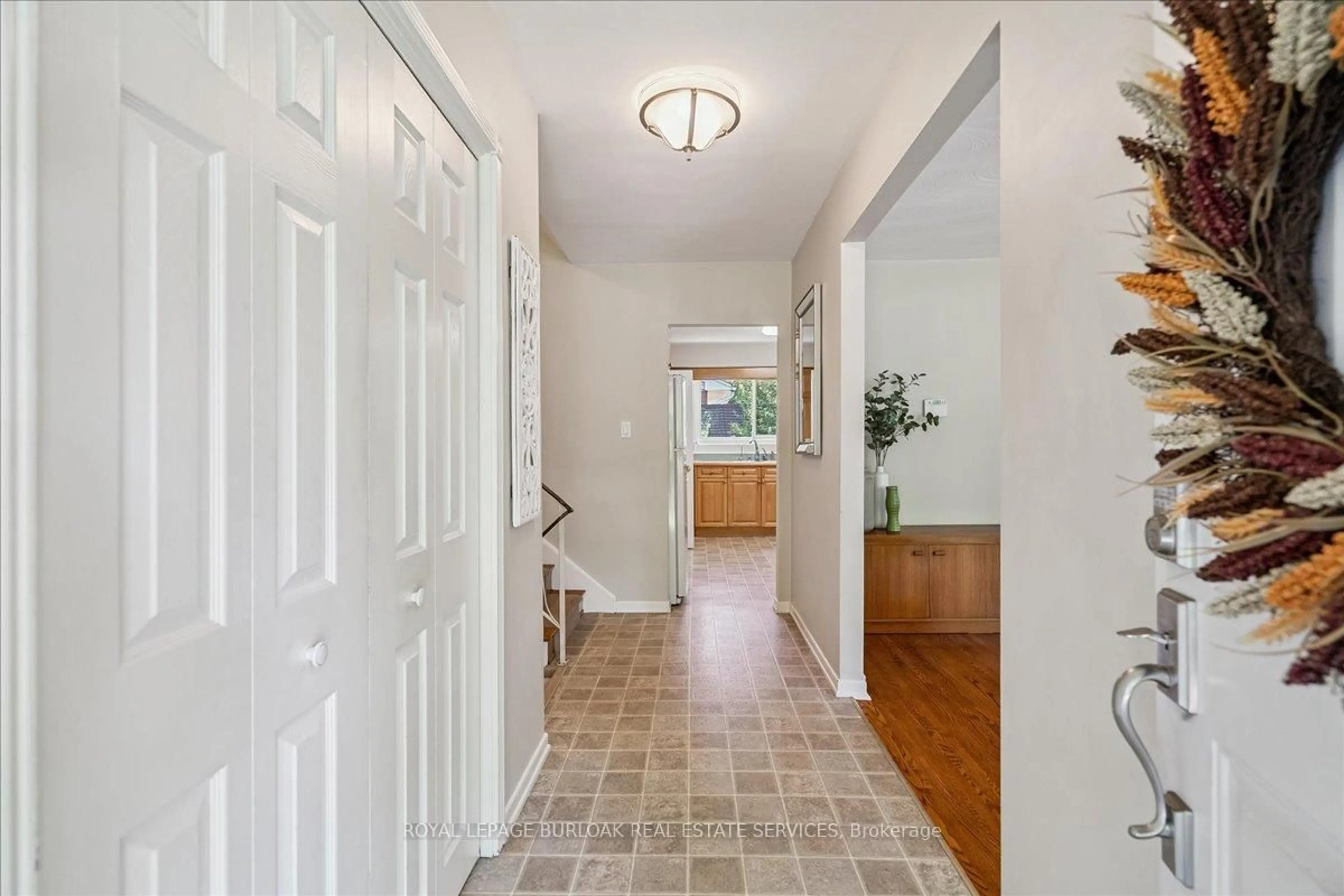 Indoor entryway for 871 Francis Rd, Burlington Ontario L7T 3Y1