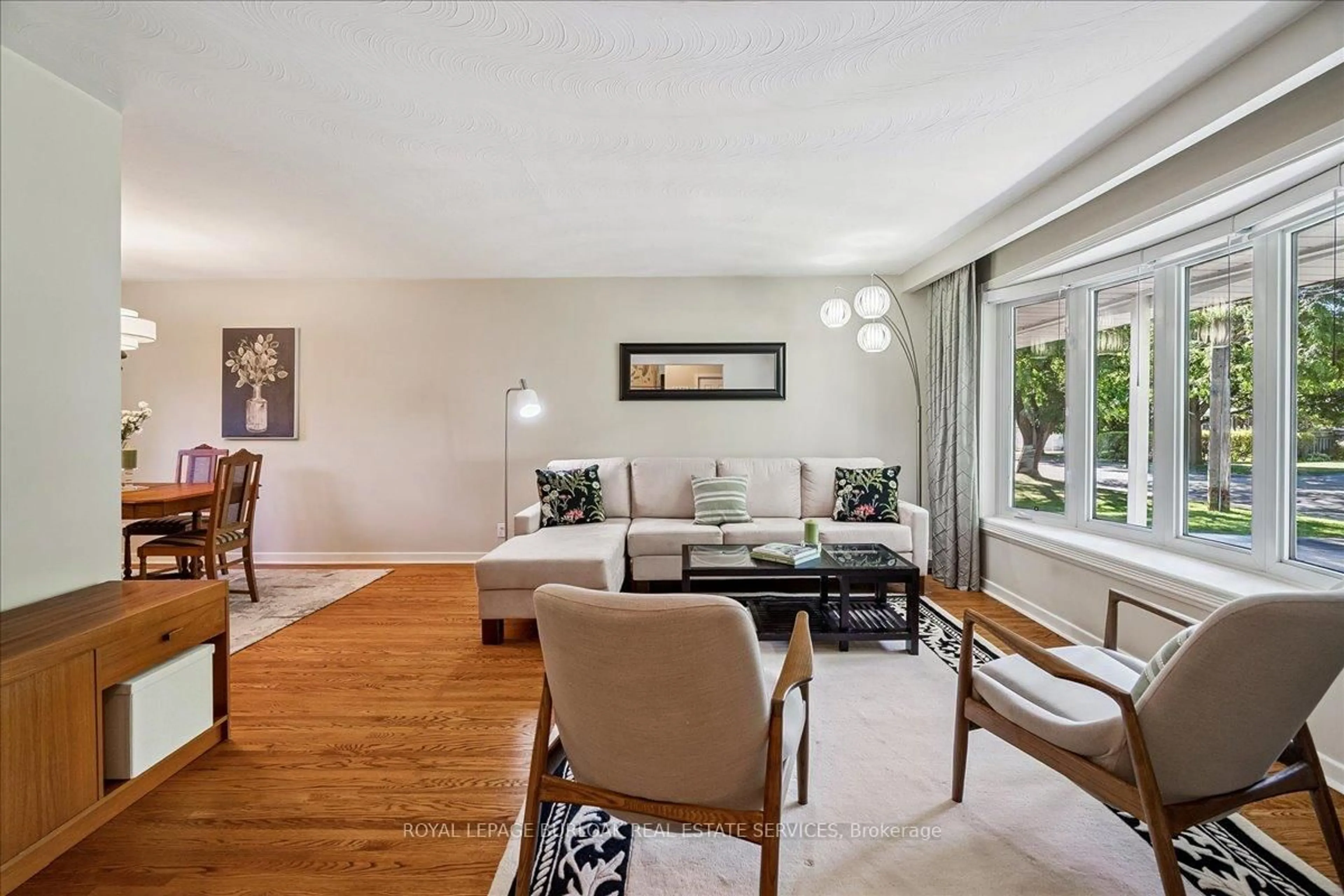 Living room with furniture, unknown for 871 Francis Rd, Burlington Ontario L7T 3Y1