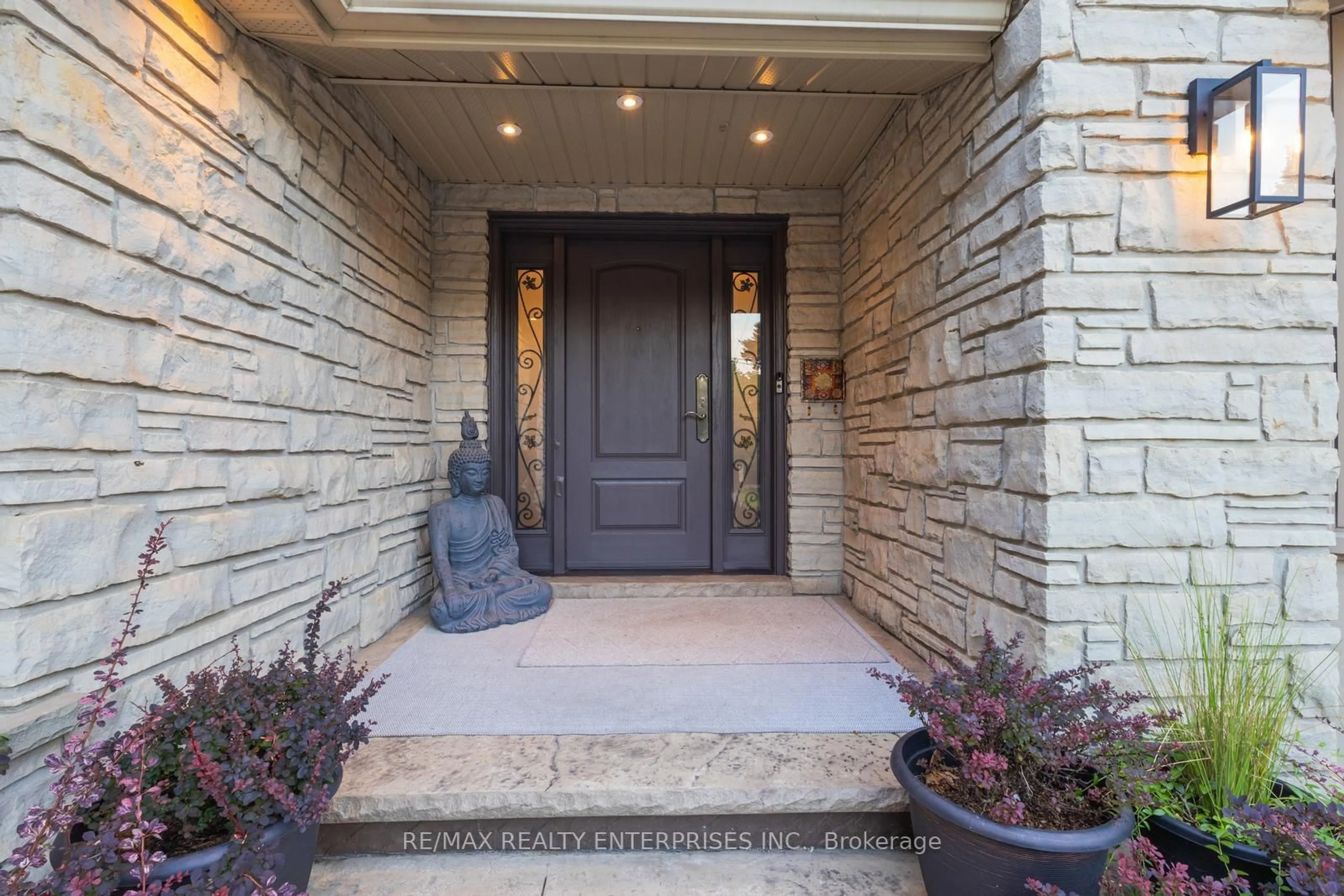 Indoor entryway for 807 Indian Rd, Mississauga Ontario L5H 1R4