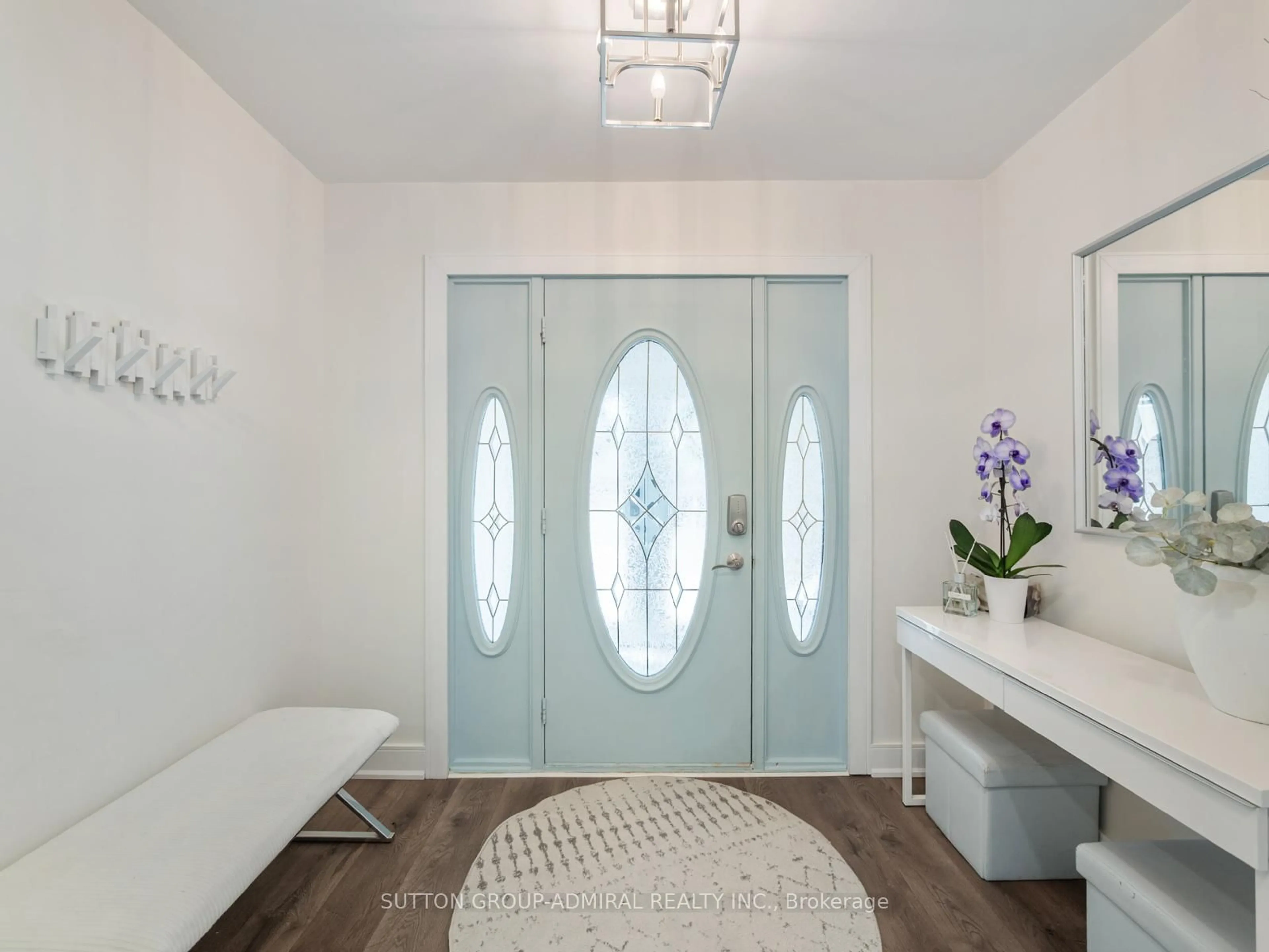 Indoor entryway for 4232 Longmoor Dr, Burlington Ontario L7L 4Z9