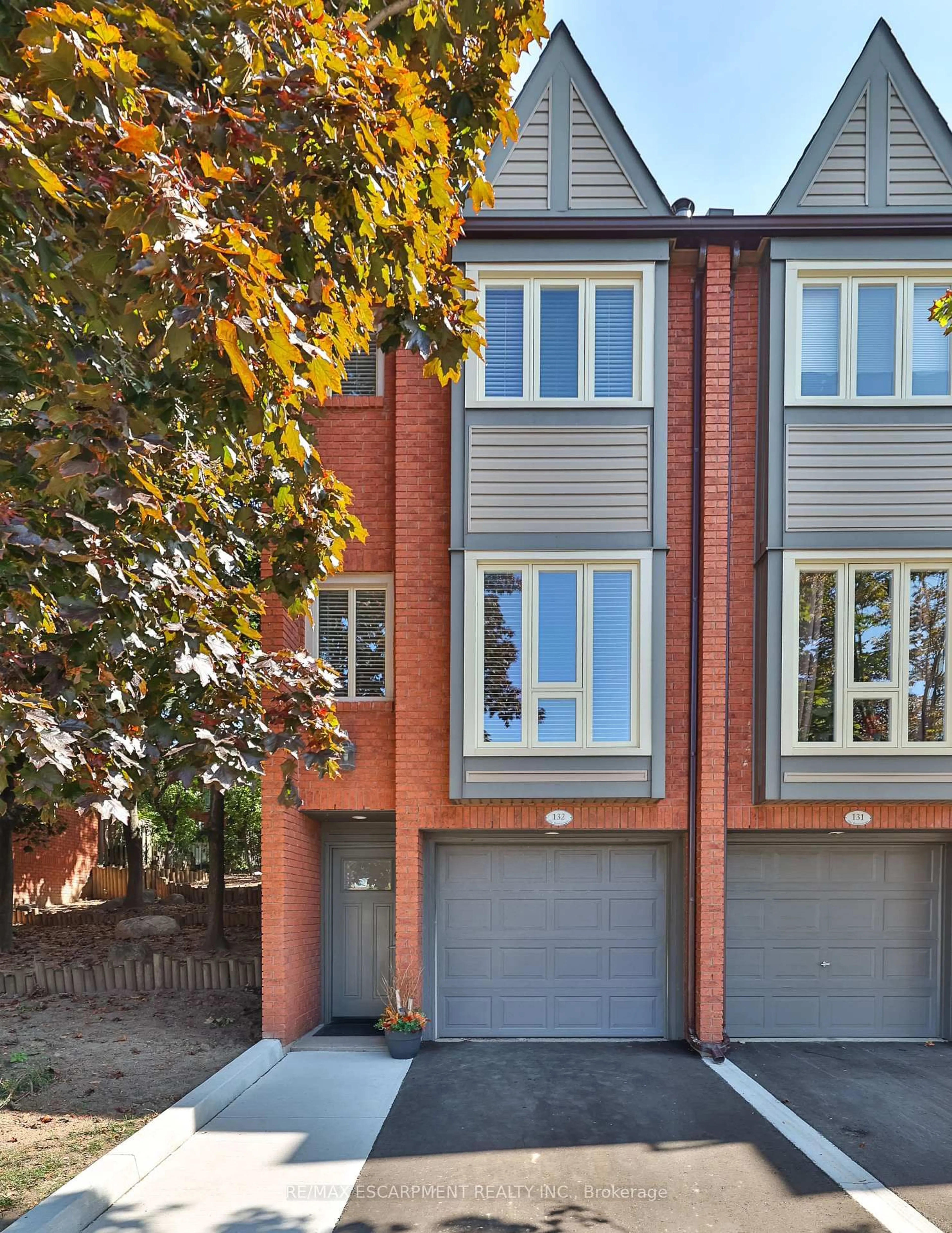 Home with brick exterior material, street for 895 MAPLE Ave #132, Burlington Ontario L7S 2H7