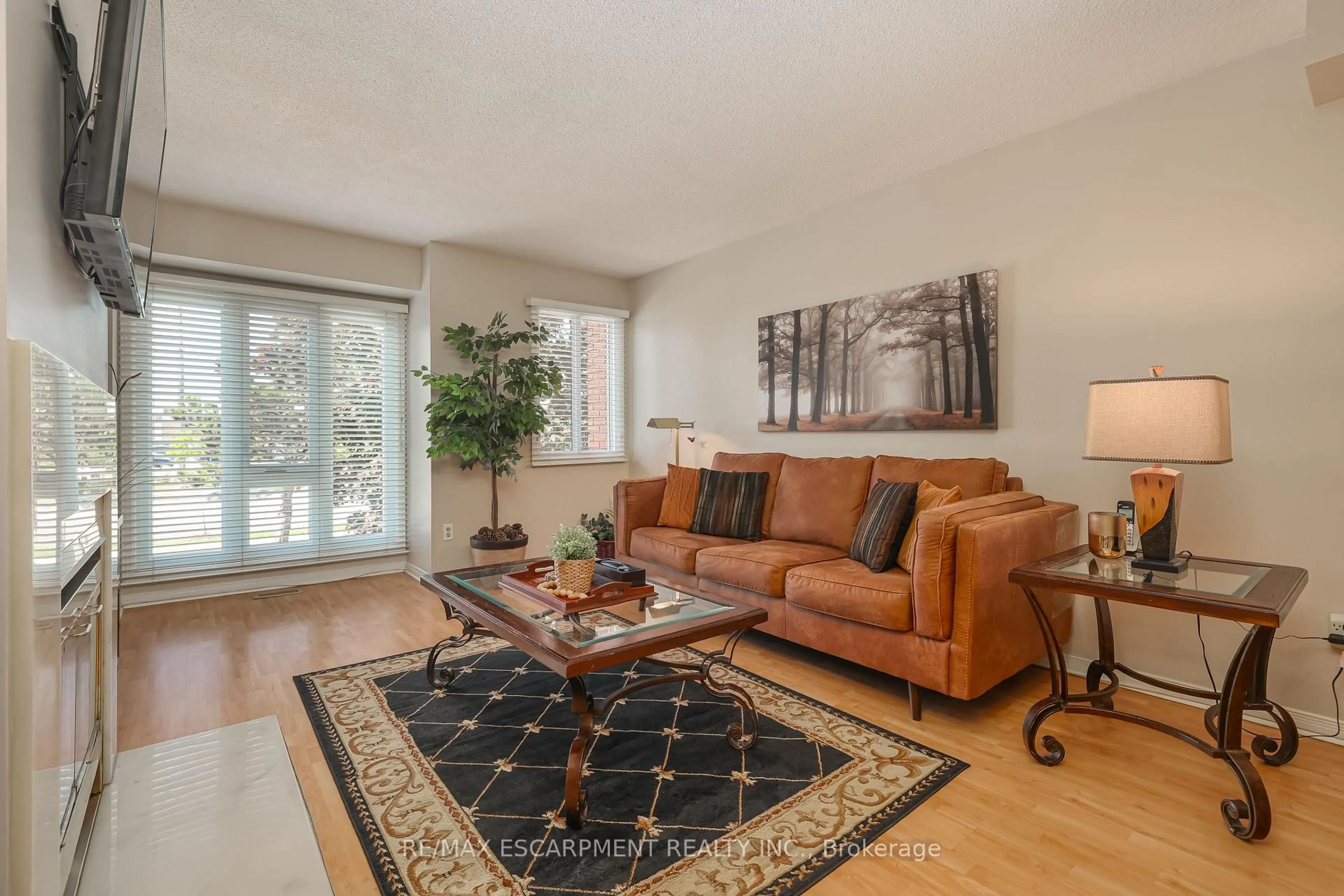 Living room with furniture, unknown for 895 MAPLE Ave #132, Burlington Ontario L7S 2H7