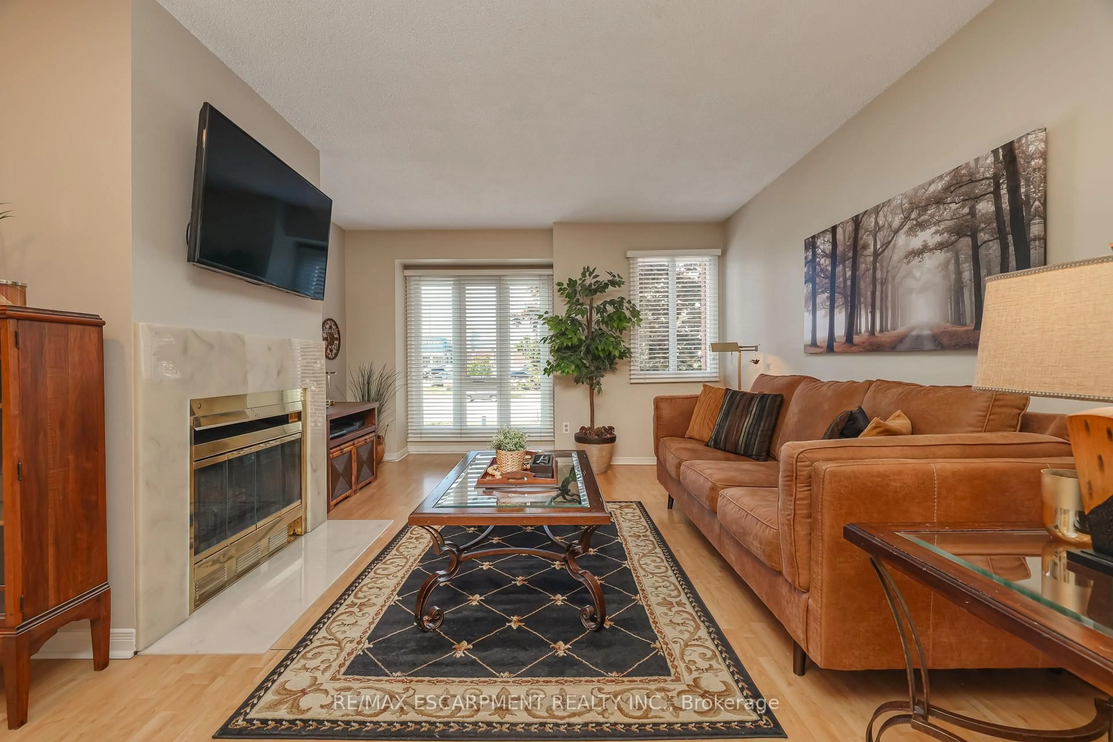 Living room with furniture, unknown for 895 MAPLE Ave #132, Burlington Ontario L7S 2H7
