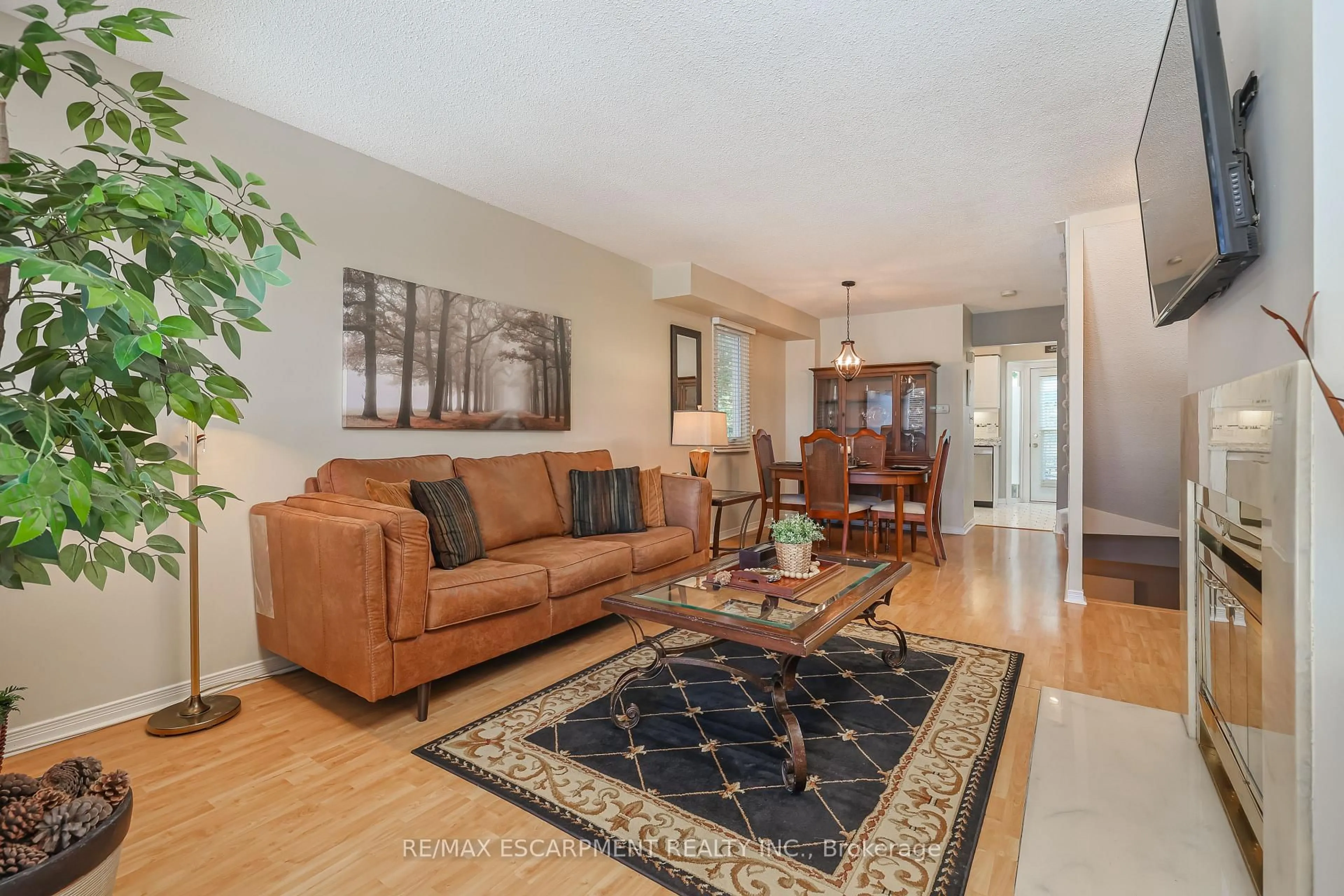 Living room with furniture, unknown for 895 MAPLE Ave #132, Burlington Ontario L7S 2H7