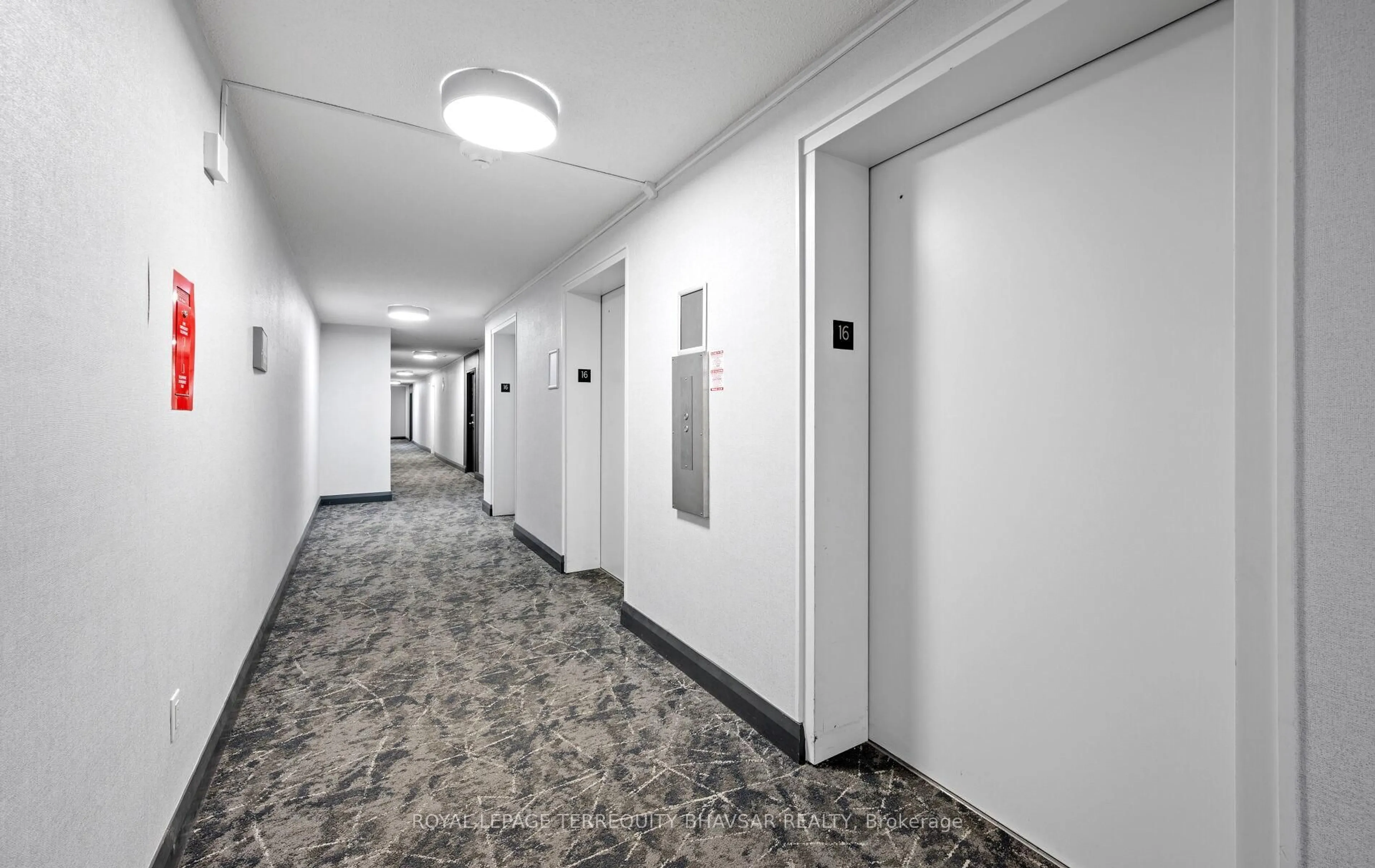 Indoor foyer for 1580 Mississauga Valley Blvd #1611, Mississauga Ontario L5A 3T8
