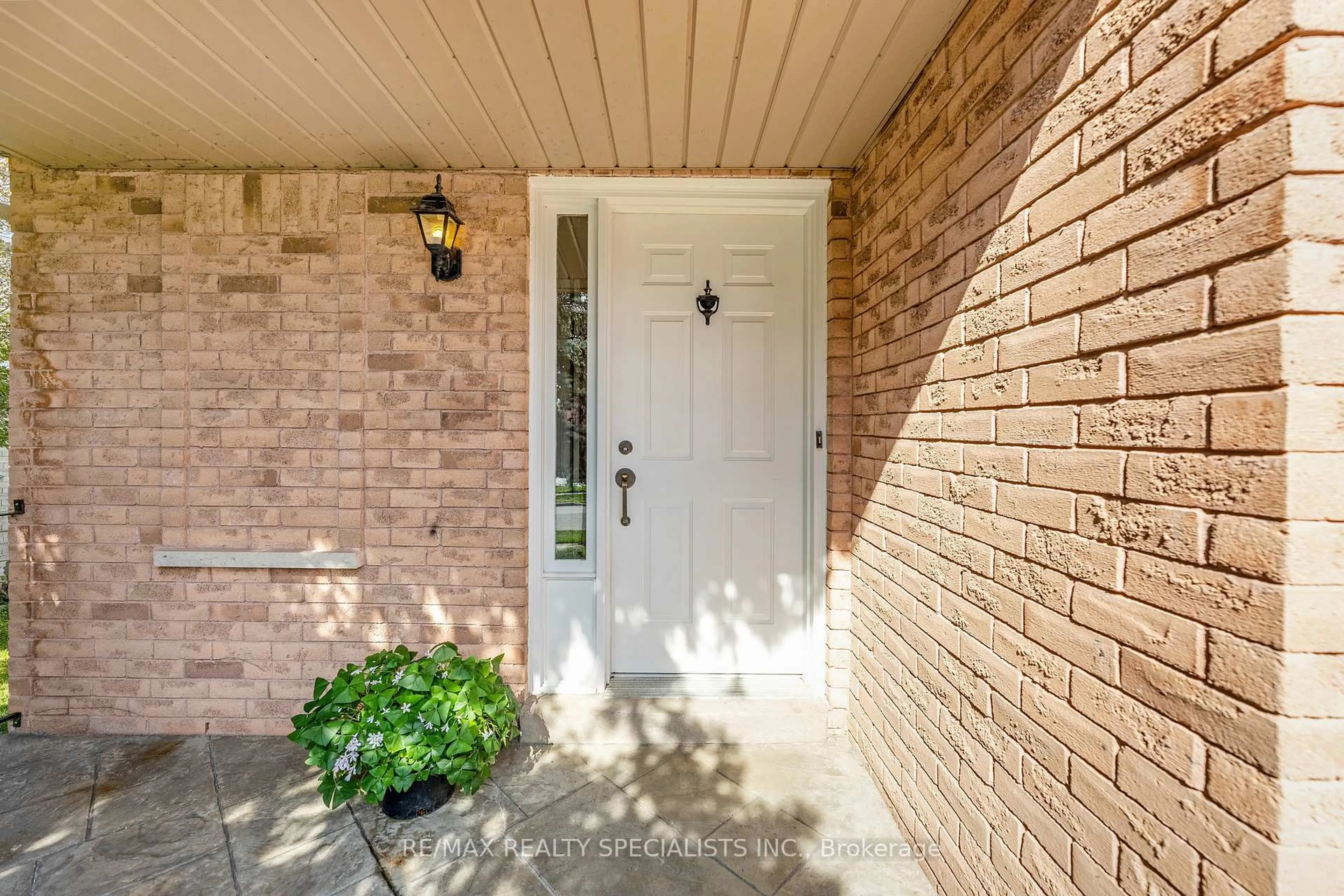 Indoor entryway for 421 Levanna Lane, Oakville Ontario L6H 6B8