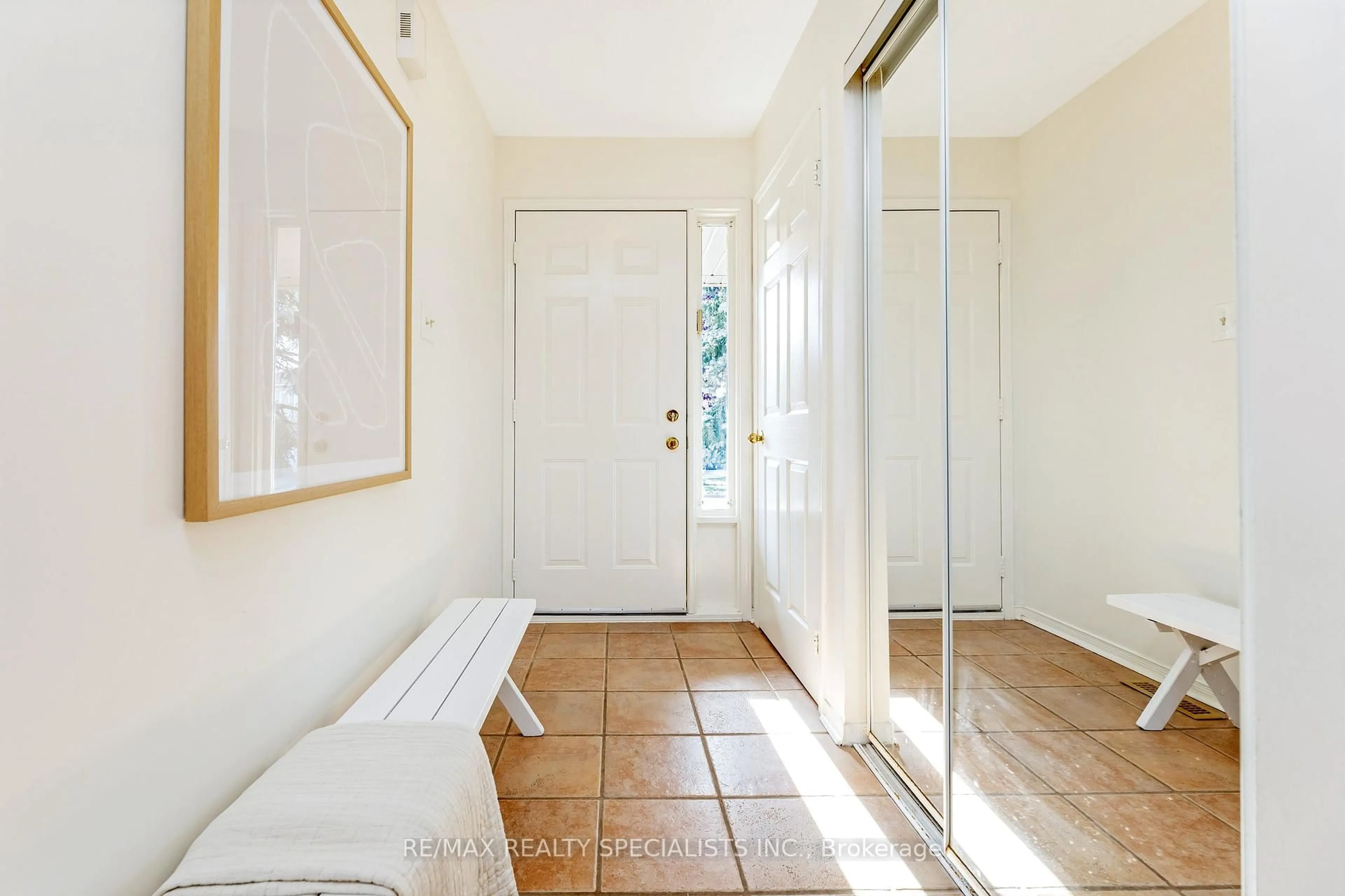 Indoor entryway for 421 Levanna Lane, Oakville Ontario L6H 6B8