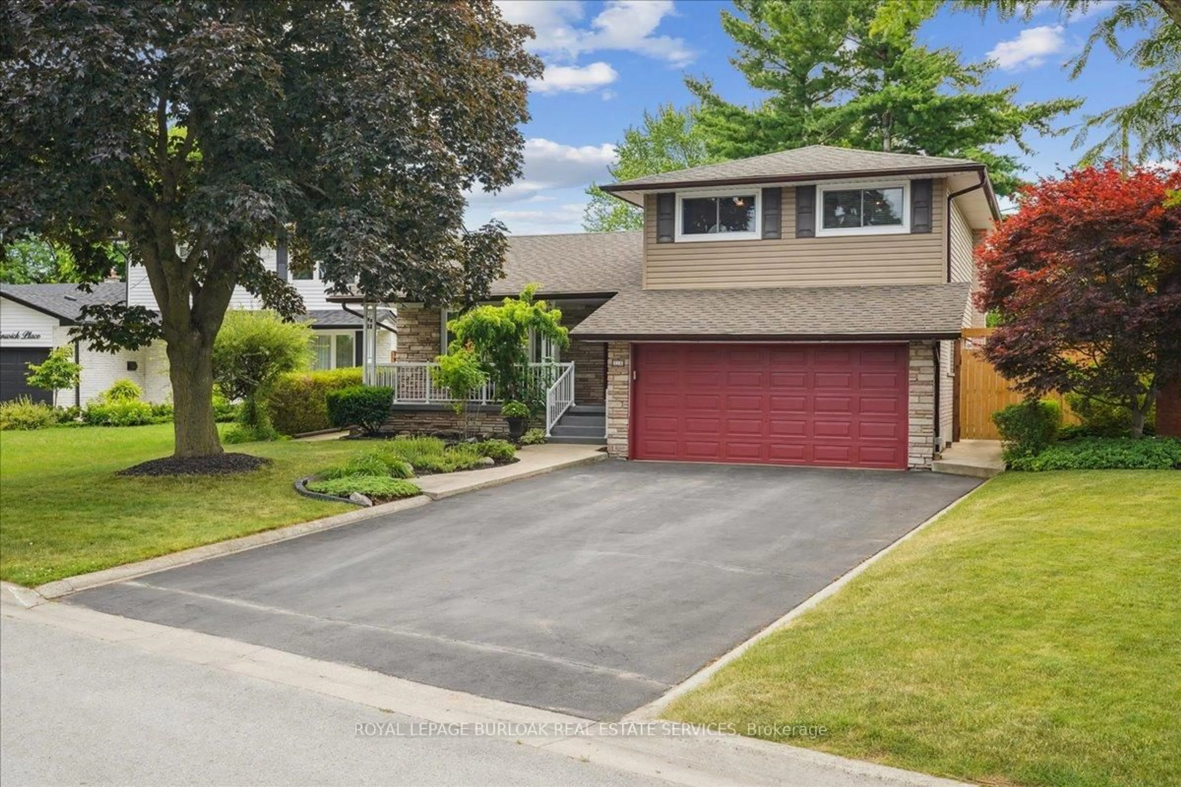 Home with vinyl exterior material, street for 510 Fenwick Pl, Burlington Ontario L7N 2W8