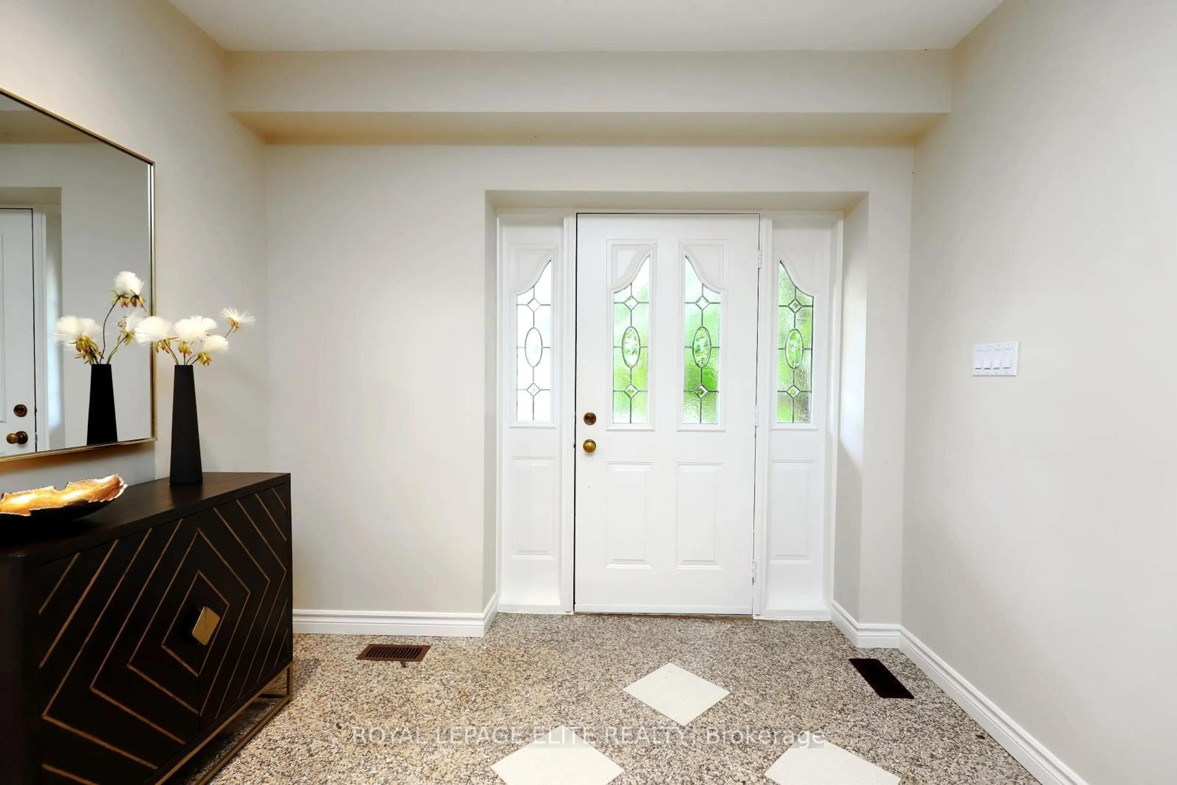 Indoor entryway for 20 Eastbourne Cres, Toronto Ontario M8V 1W6