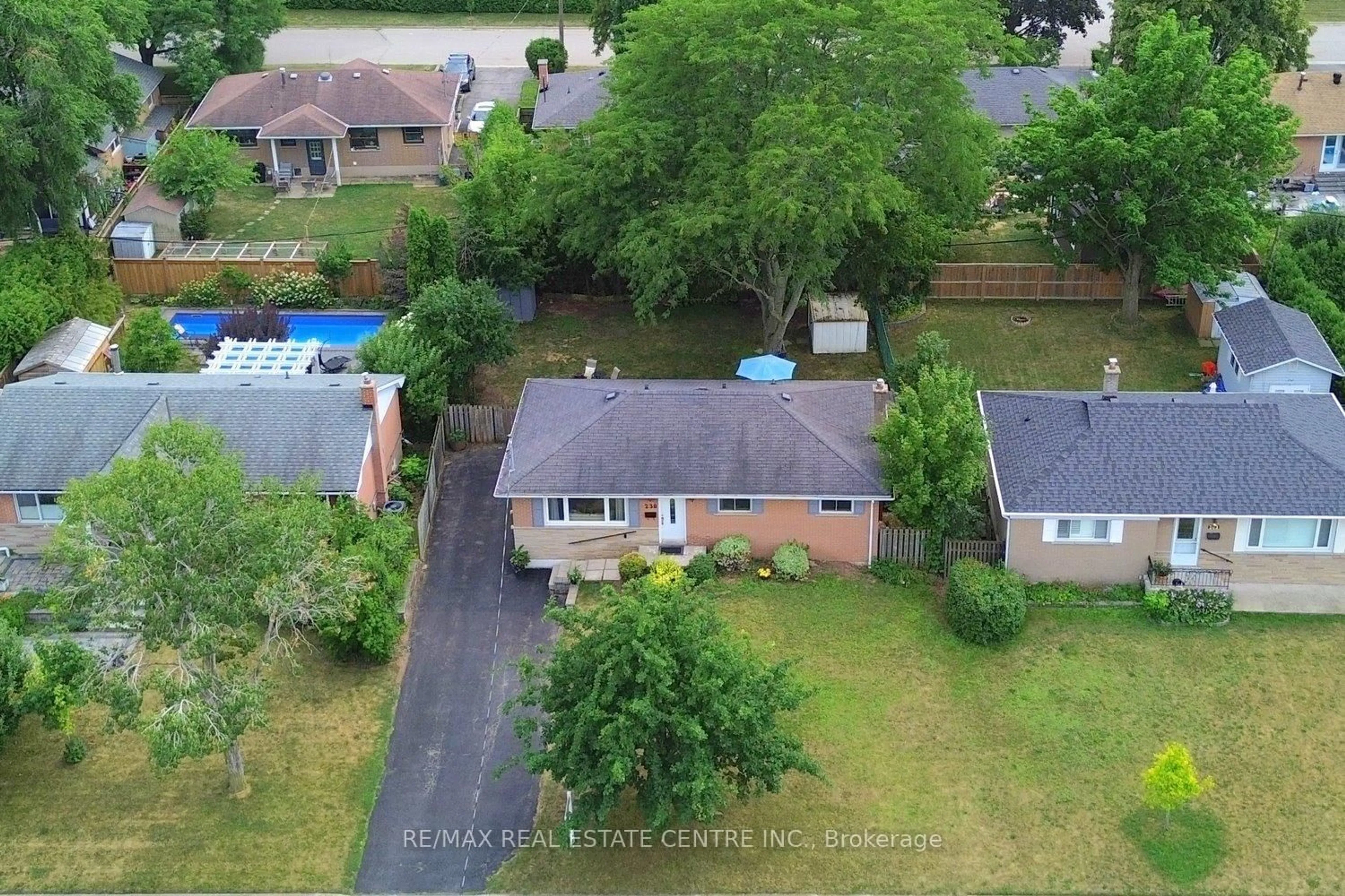 A pic from outside/outdoor area/front of a property/back of a property/a pic from drone, street for 238 Kent Cres, Burlington Ontario L7L 4T1