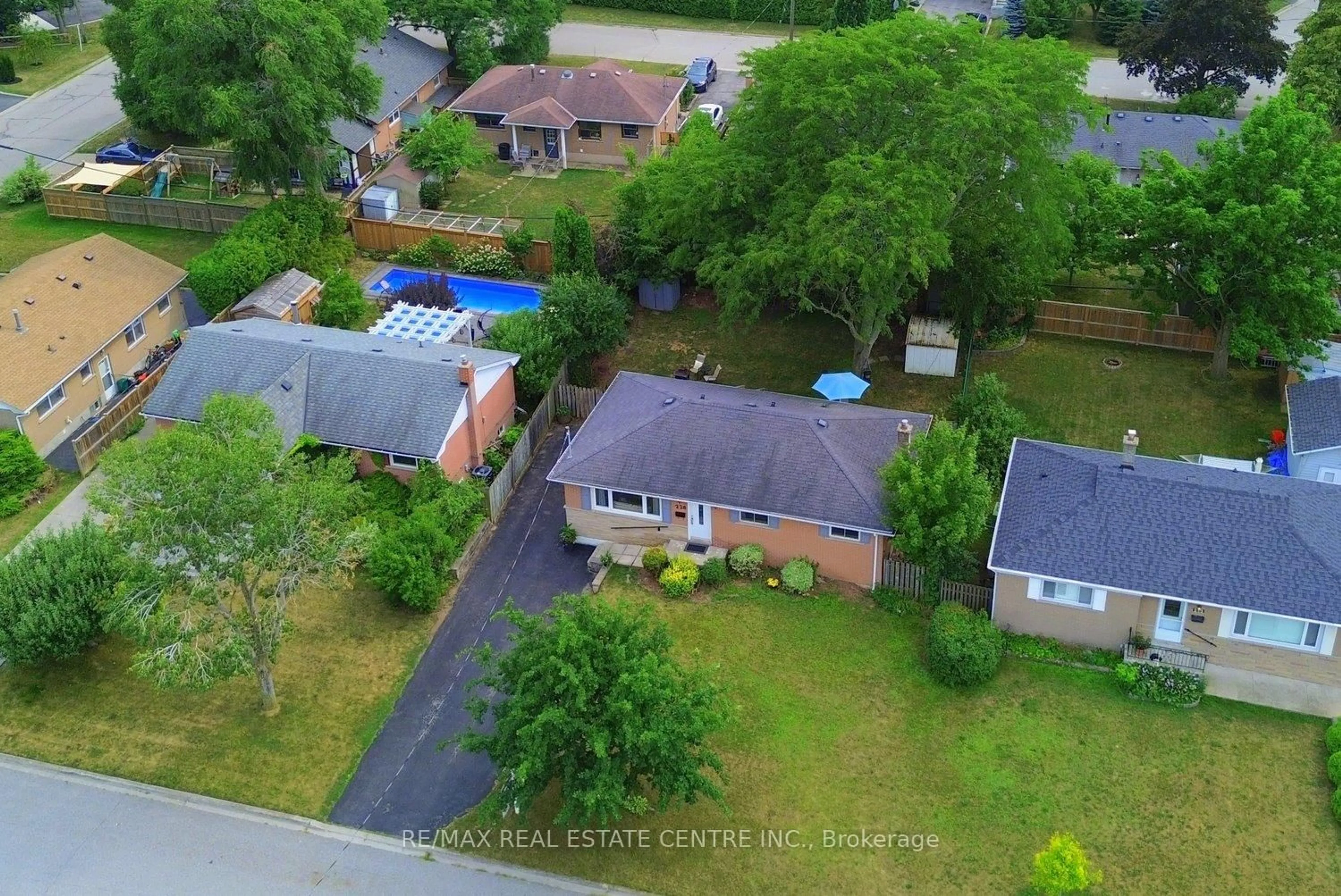 A pic from outside/outdoor area/front of a property/back of a property/a pic from drone, street for 238 Kent Cres, Burlington Ontario L7L 4T1