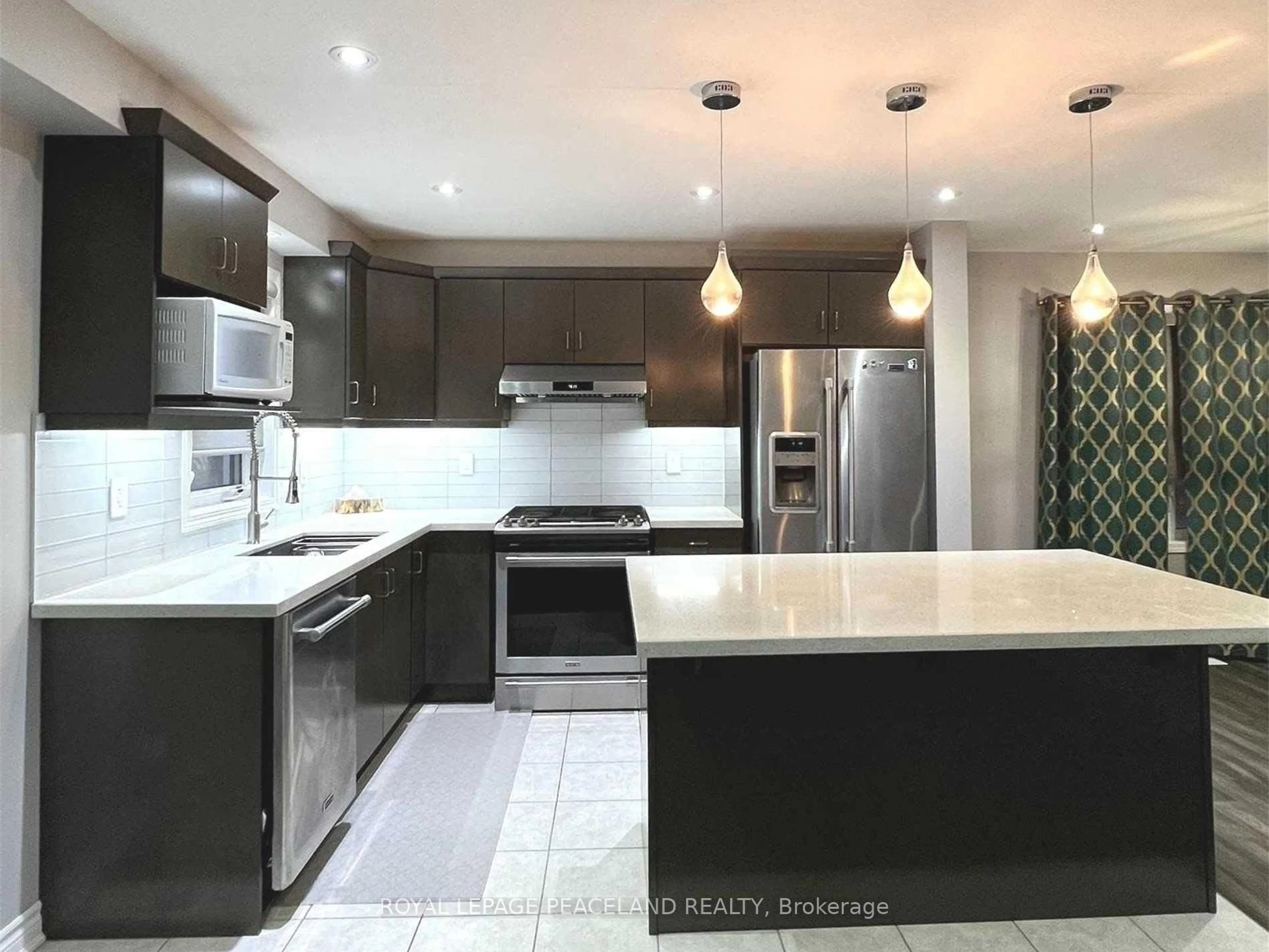 Contemporary kitchen, unknown for 27 Leadenhall Rd, Brampton Ontario L7A 4G4