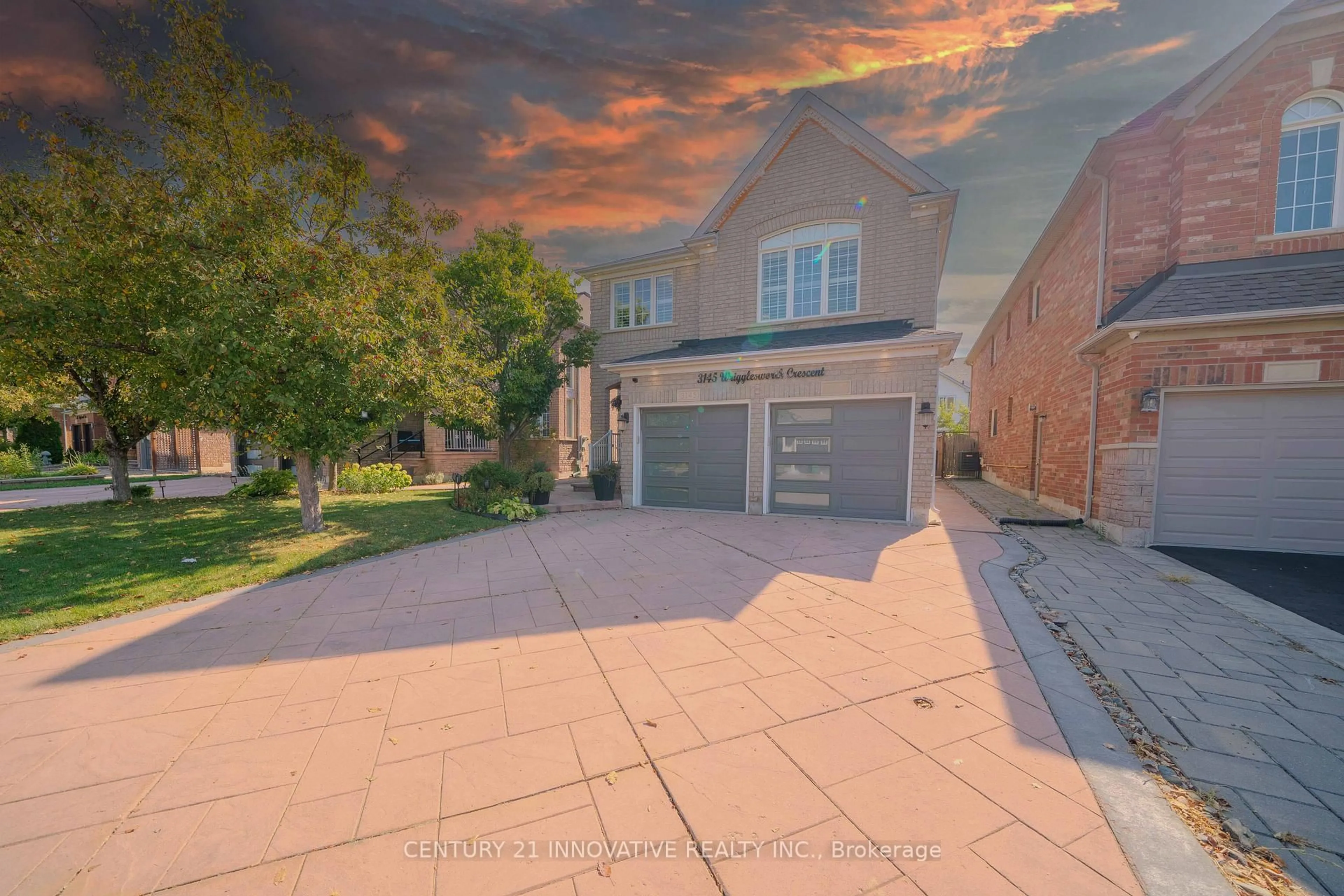 A pic from outside/outdoor area/front of a property/back of a property/a pic from drone, street for 3145 Wrigglesworth Cres, Mississauga Ontario L5M 6W7