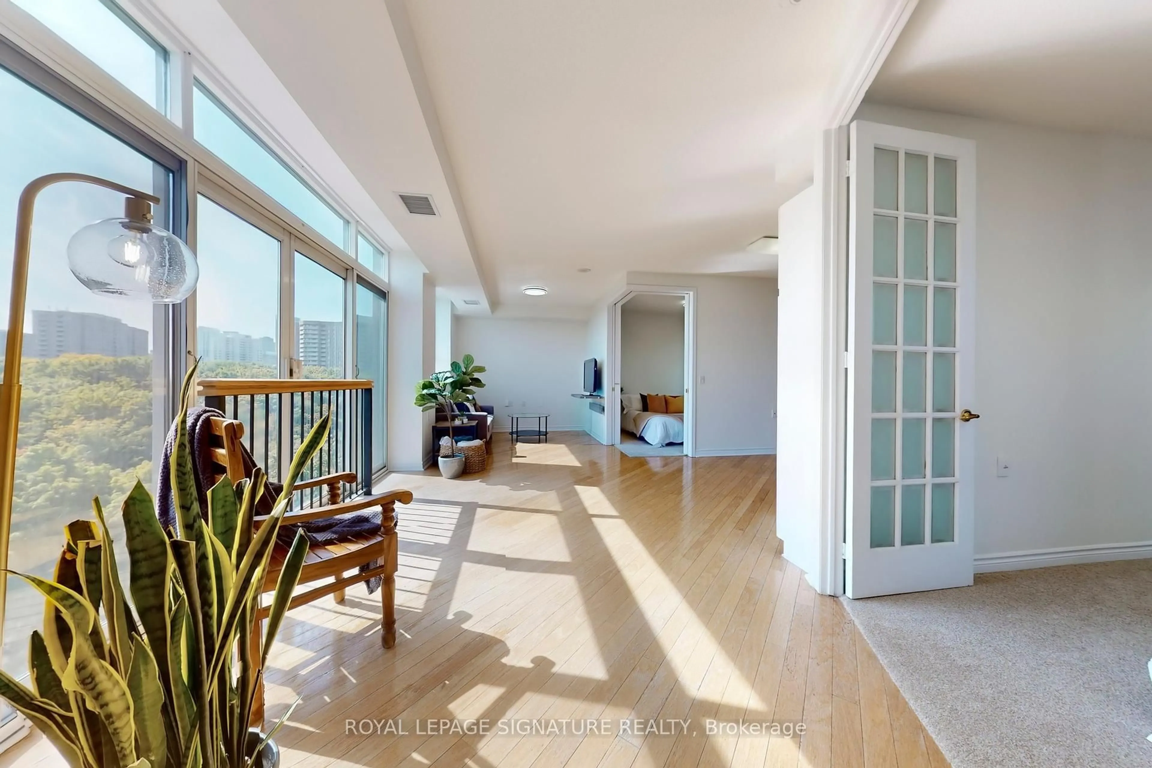 Indoor foyer for 200 Burnhamthorpe Rd #804, Mississauga Ontario L5A 4L4