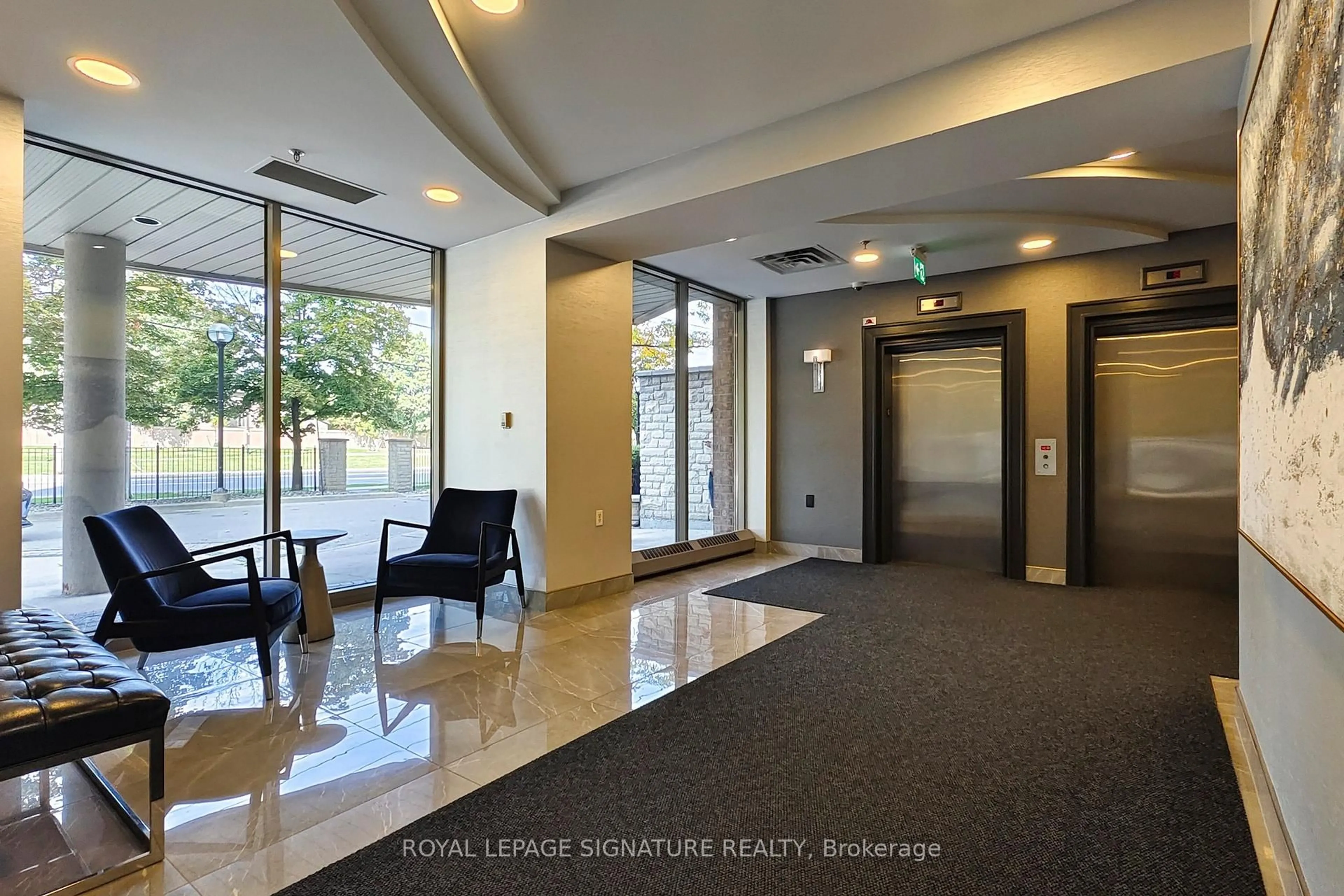Indoor foyer for 200 Burnhamthorpe Rd #804, Mississauga Ontario L5A 4L4