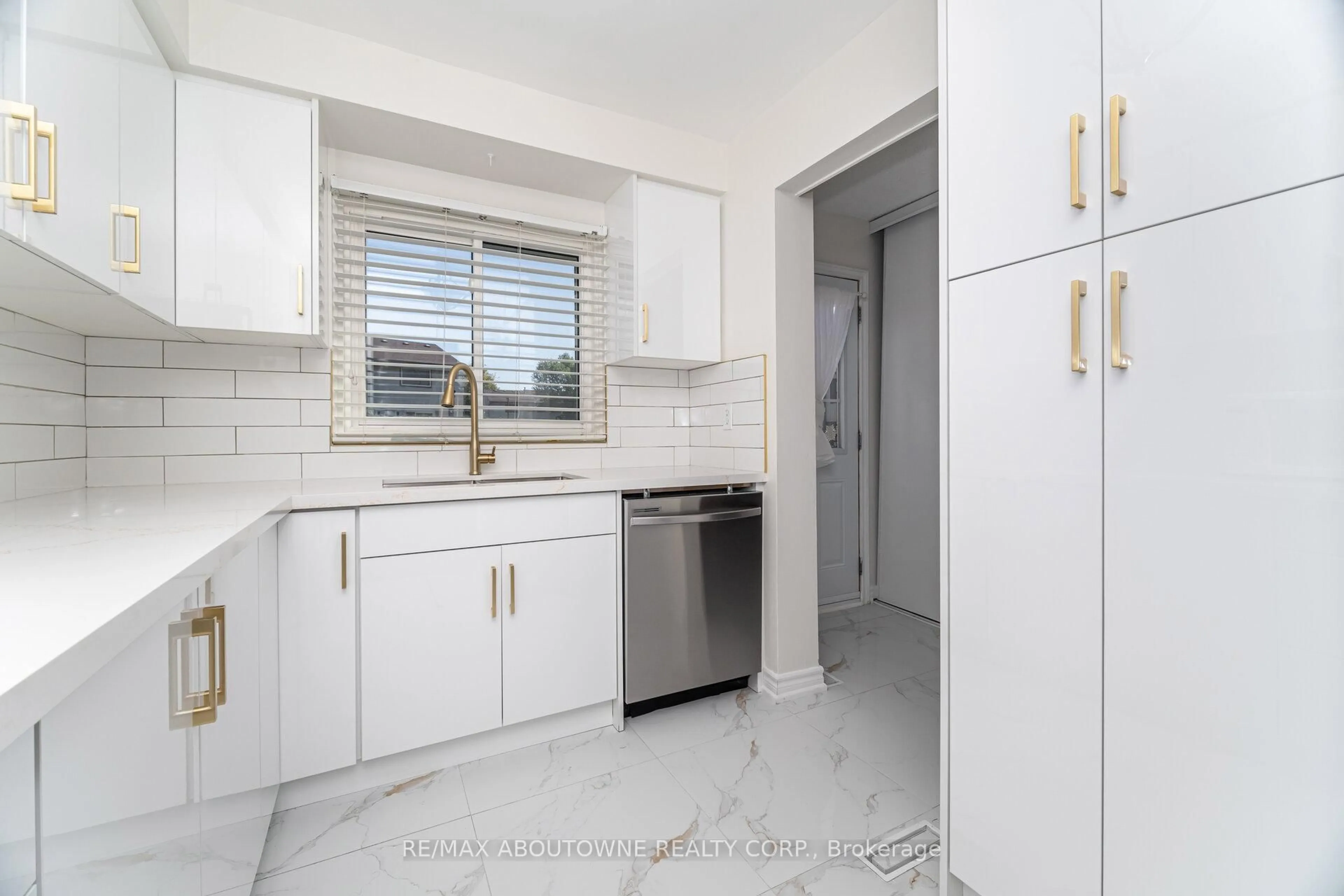 Standard kitchen, ceramic/tile floor for 2779 Gananoque Dr #106, Mississauga Ontario L5N 2E4