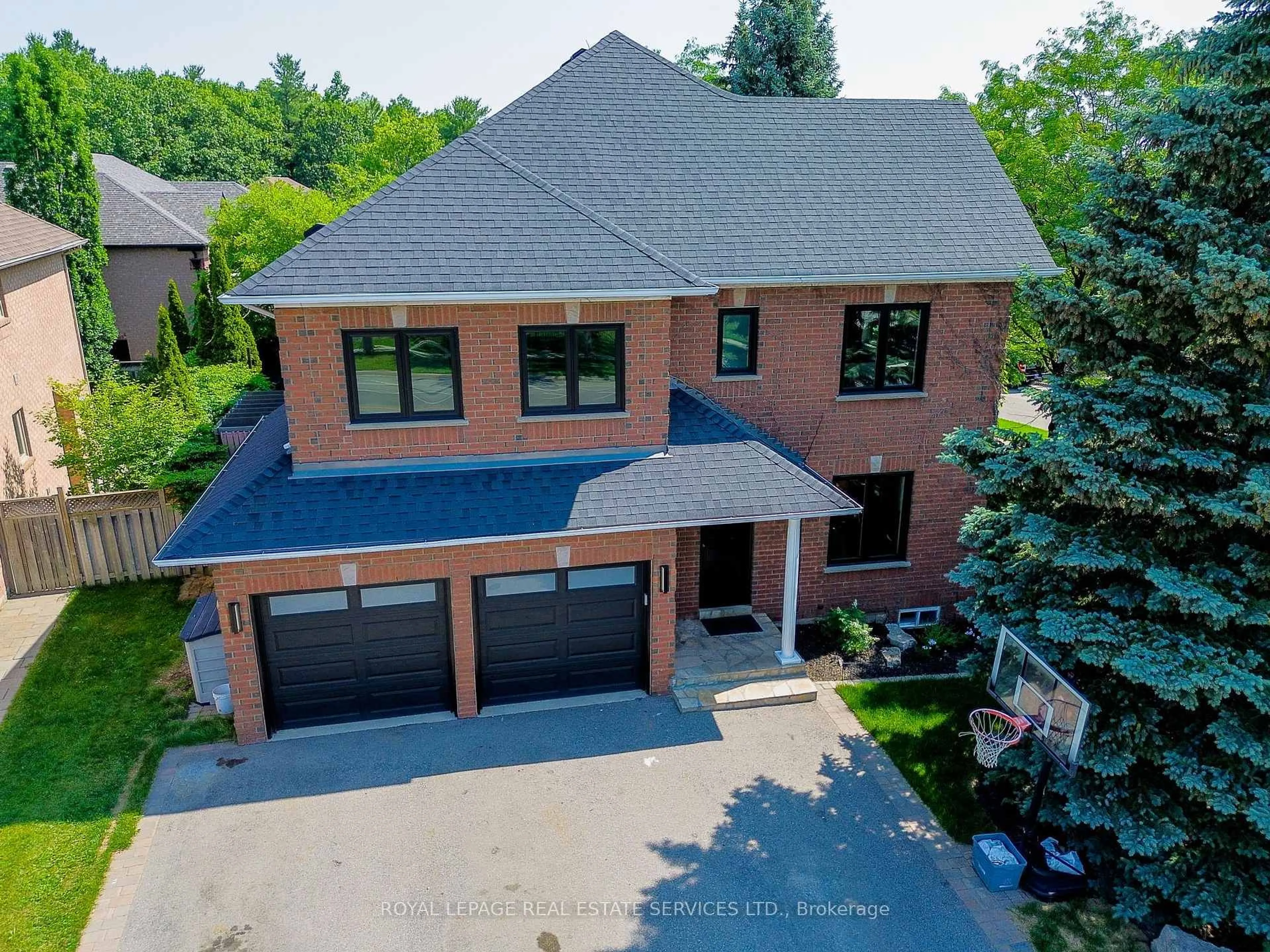 A pic from outside/outdoor area/front of a property/back of a property/a pic from drone, street for 1079 Skyvalley Cres, Oakville Ontario L6M 3L2
