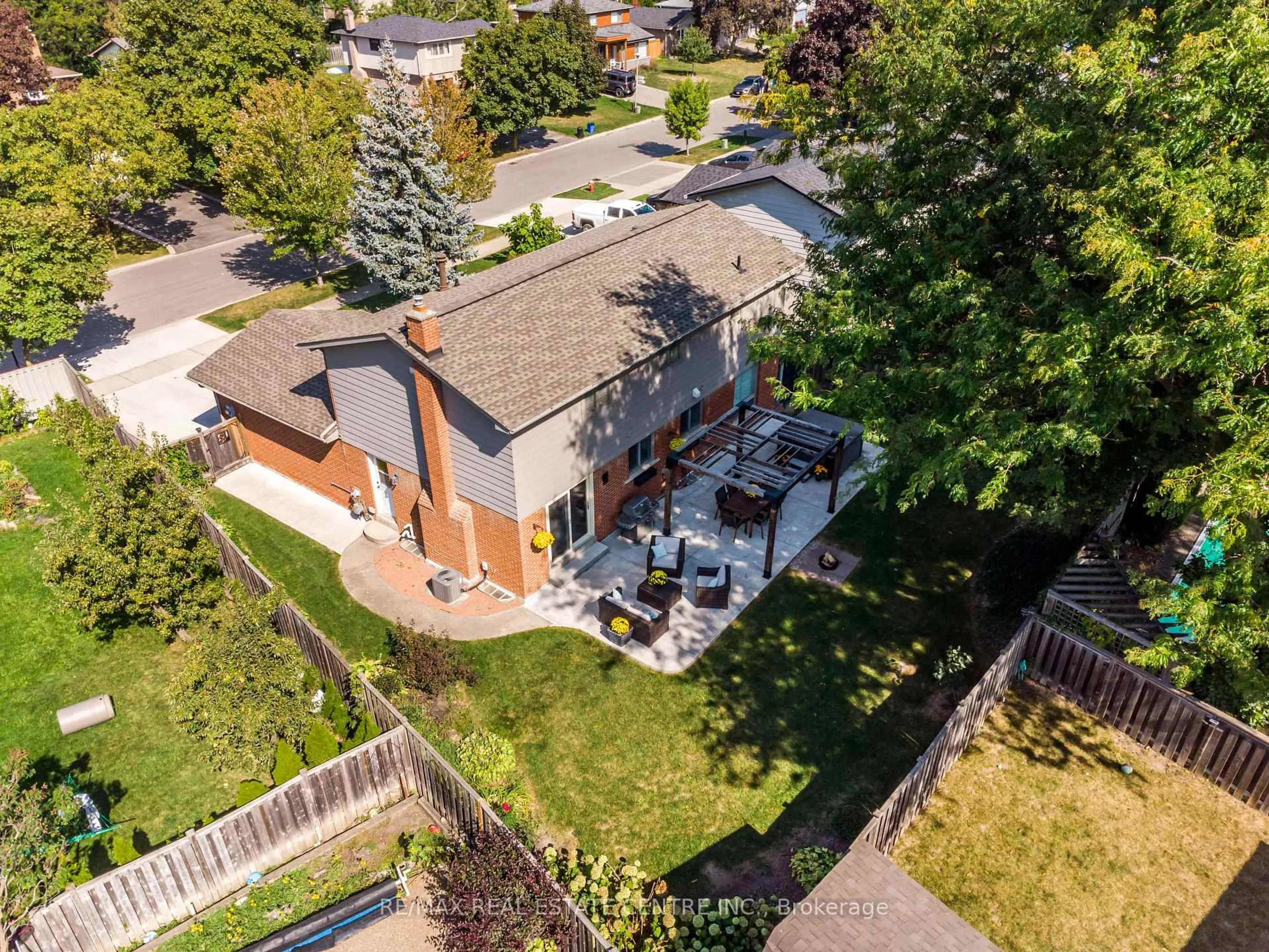 A pic from outside/outdoor area/front of a property/back of a property/a pic from drone, street for 820 Hemlock Dr, Milton Ontario L9T 3V5