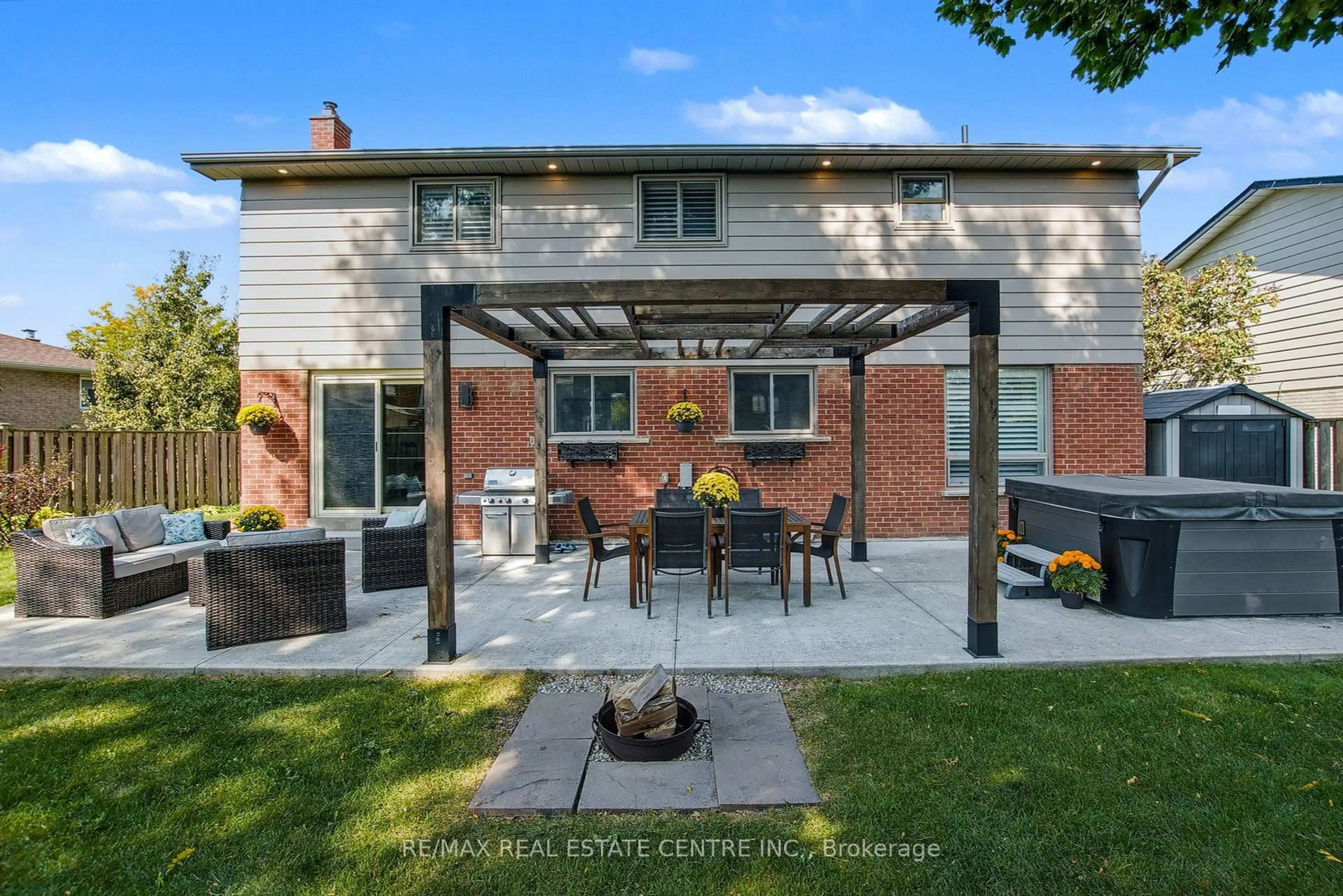 Patio, street for 820 Hemlock Dr, Milton Ontario L9T 3V5