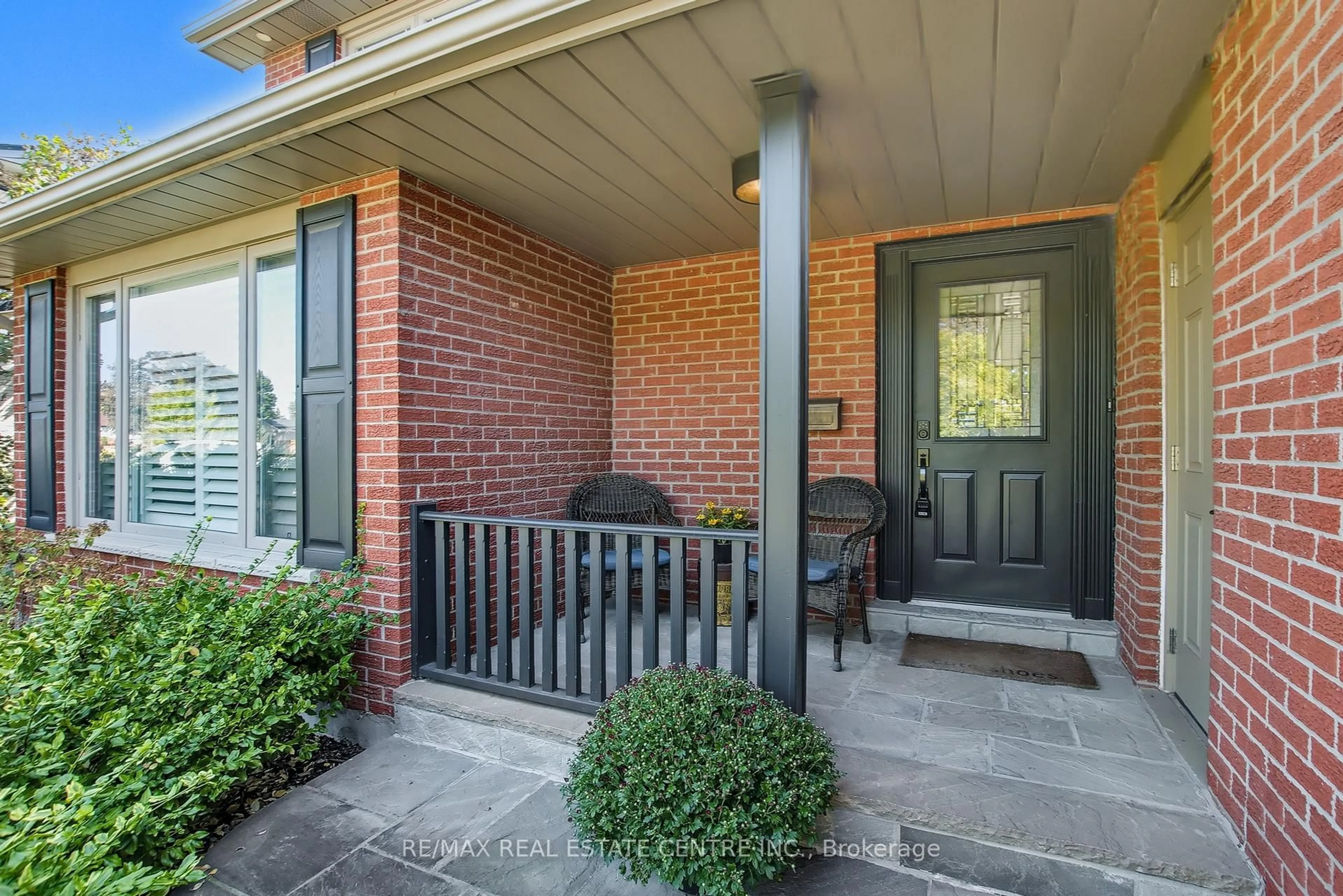 Indoor entryway for 820 Hemlock Dr, Milton Ontario L9T 3V5
