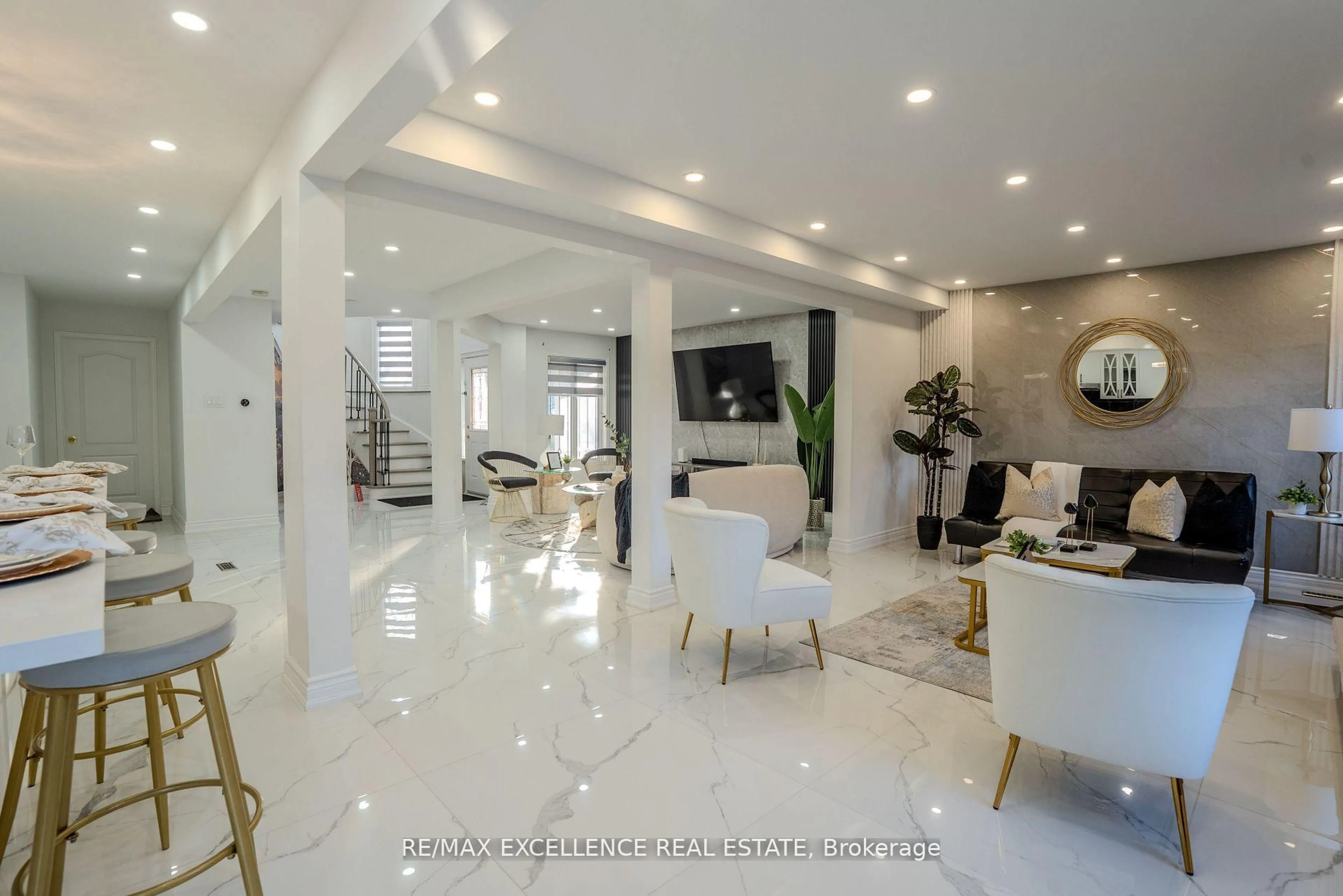 Indoor foyer for 6839 Gracefield Dr, Mississauga Ontario L5N 6T6