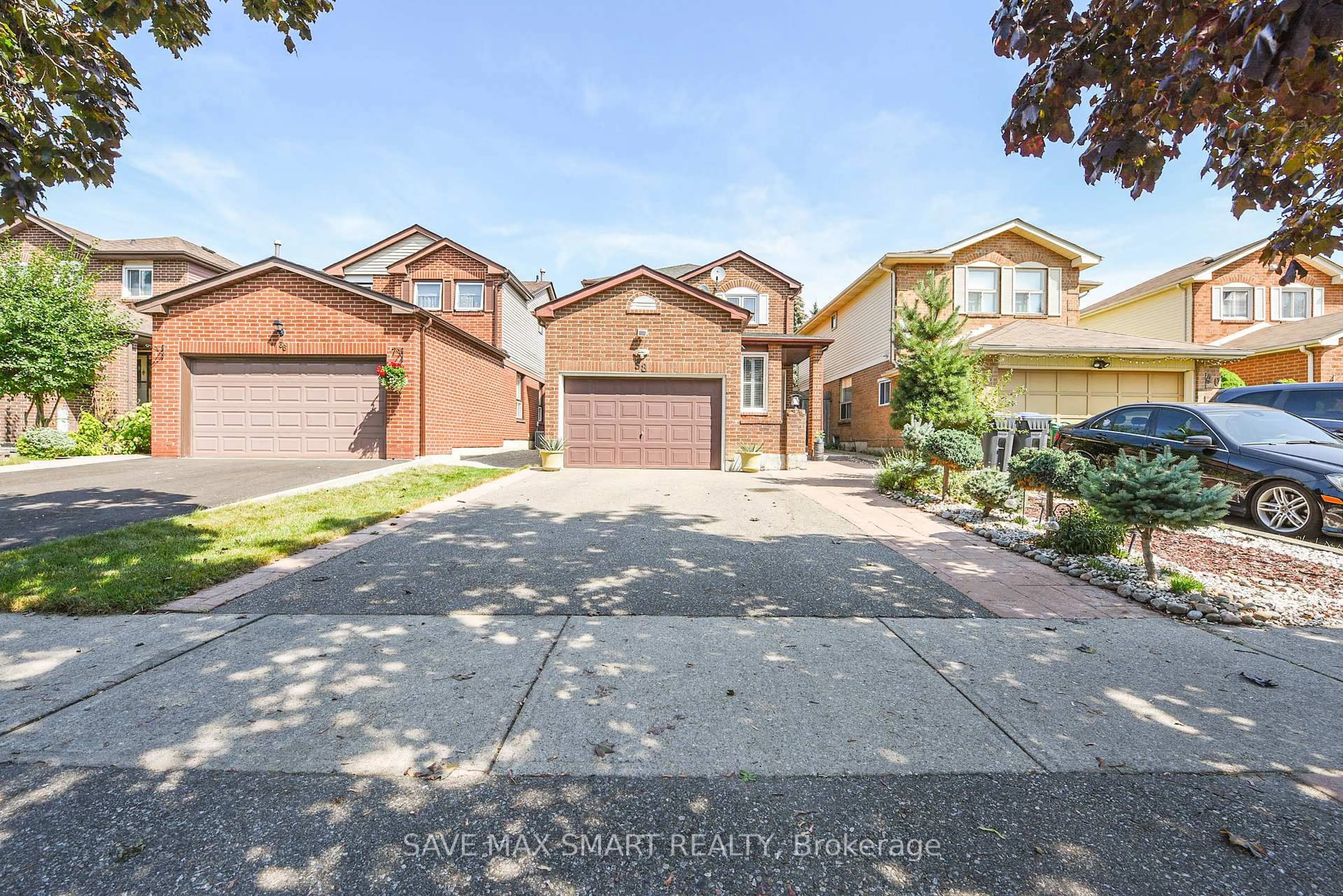 A pic from outside/outdoor area/front of a property/back of a property/a pic from drone, street for 38 Bridekirk Pl, Brampton Ontario L6Y 2V8