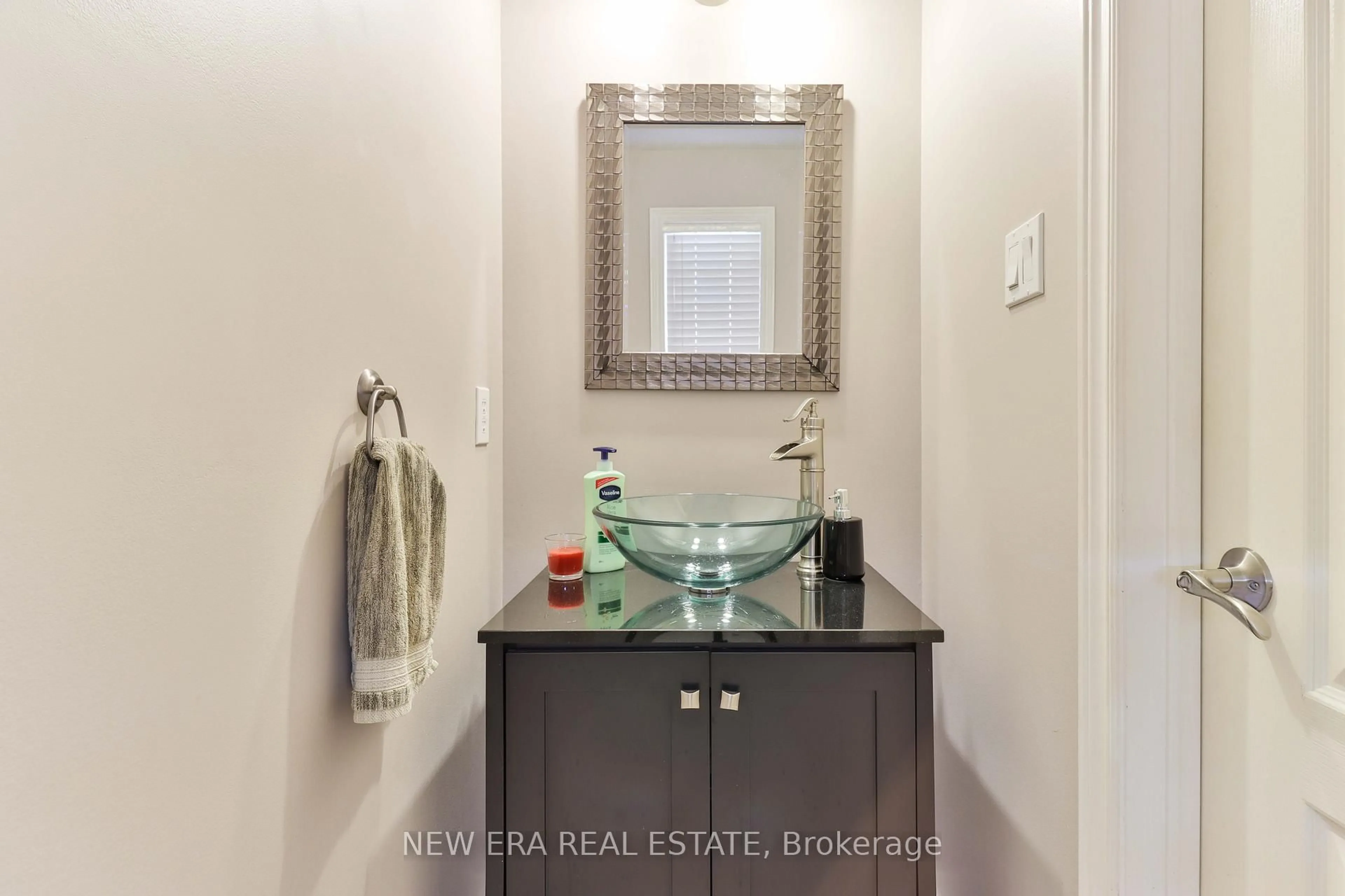 Contemporary bathroom, ceramic/tile floor for 693 Gypsy Fly Cres, Mississauga Ontario L5W 1H5