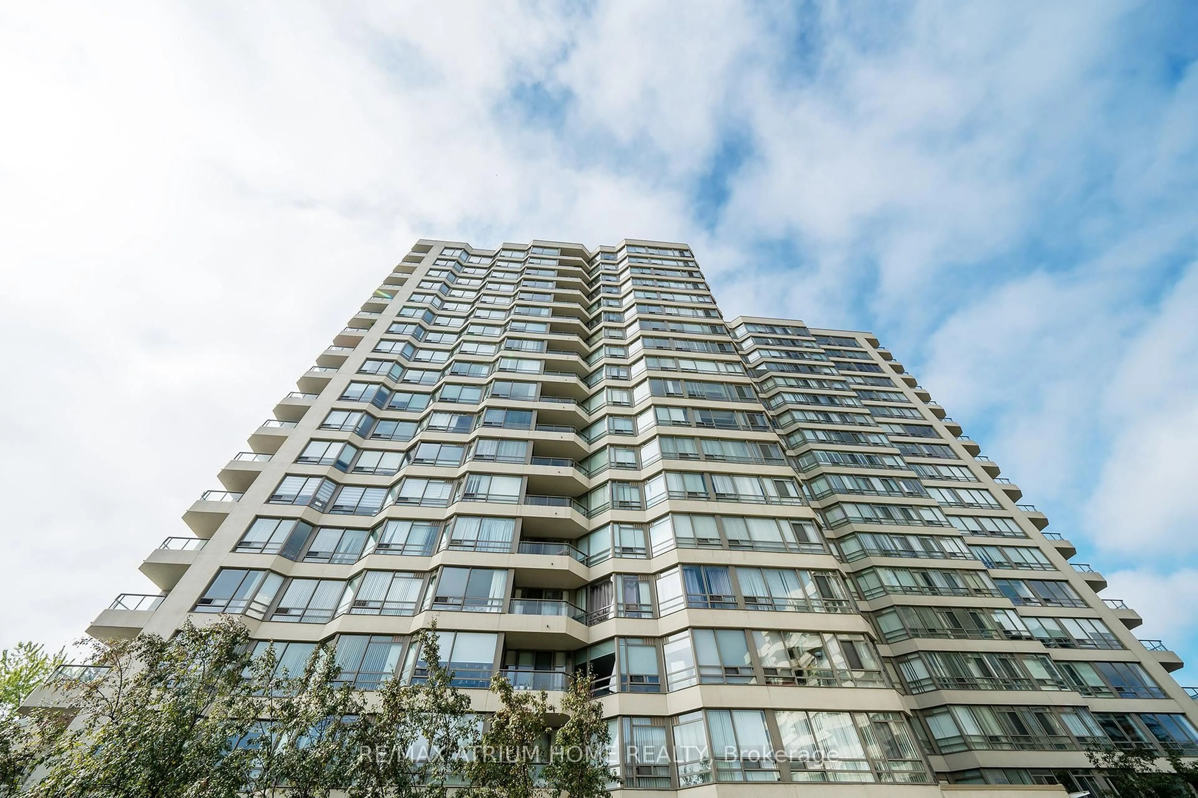 Unknown for 75 King St #ph11, Mississauga Ontario L5A 4G5