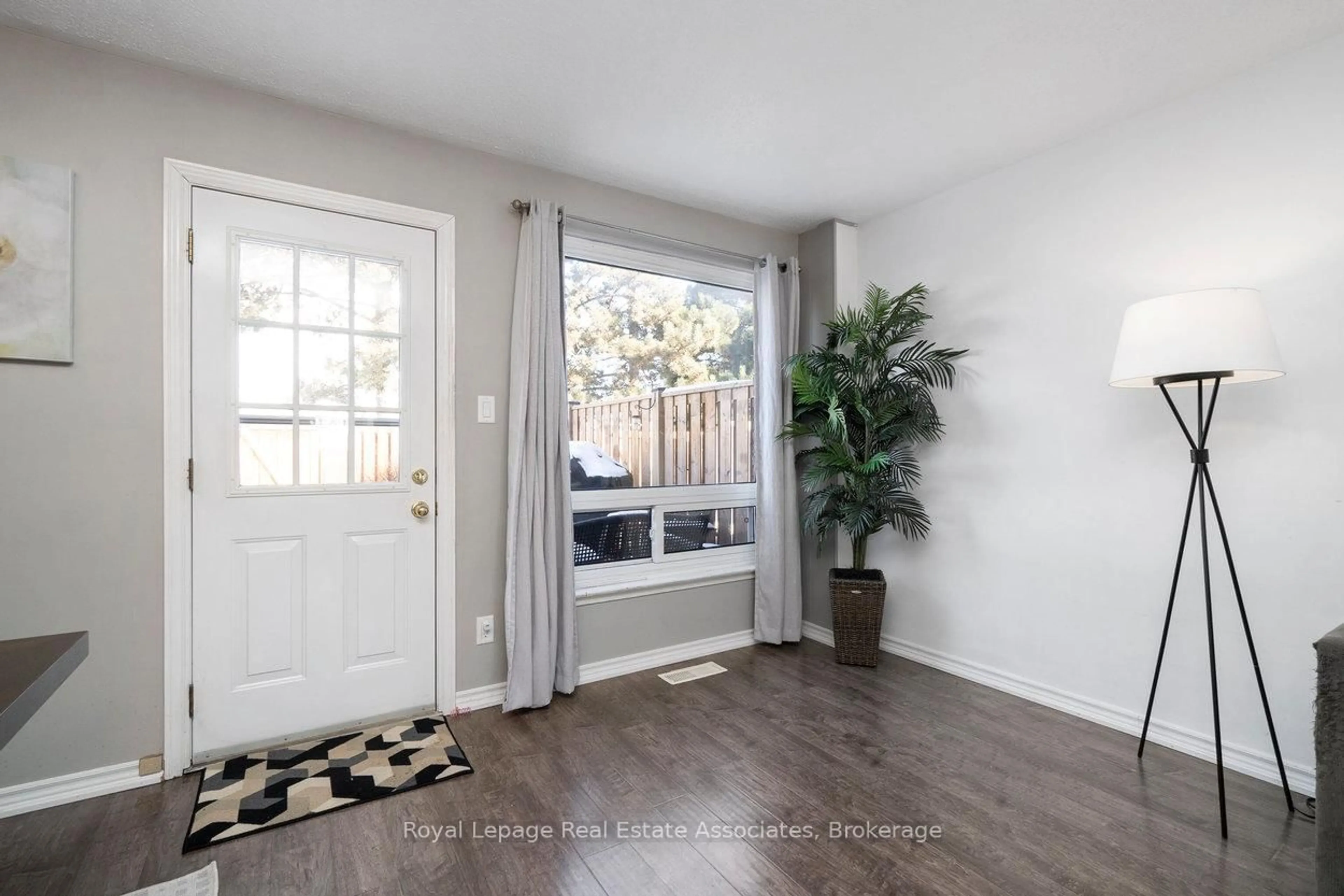 Indoor entryway for 44 Village Crt #22, Brampton Ontario L6W 1A6