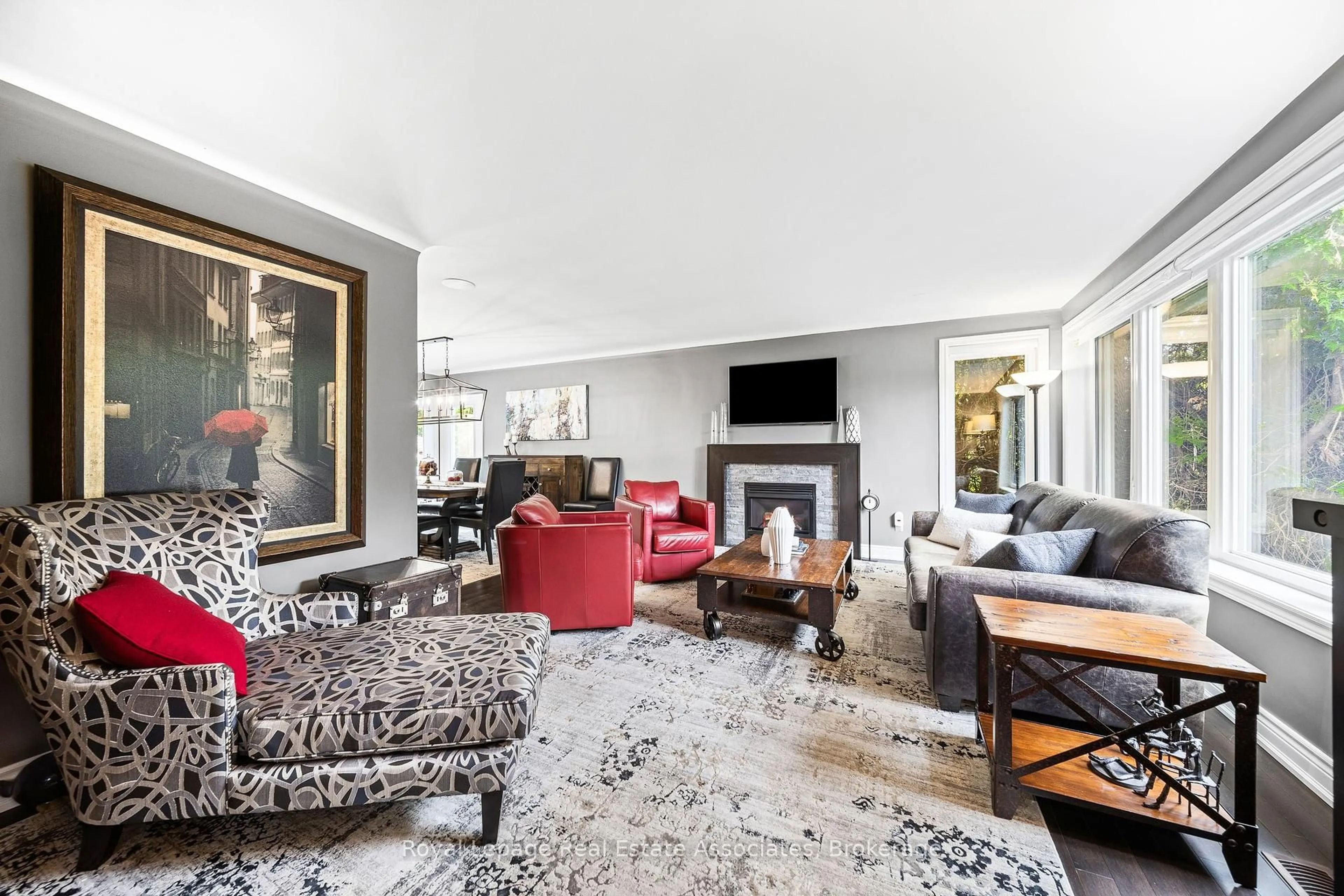 Living room with furniture, unknown for 96 Delrex Blvd, Halton Hills Ontario L7G 3X9