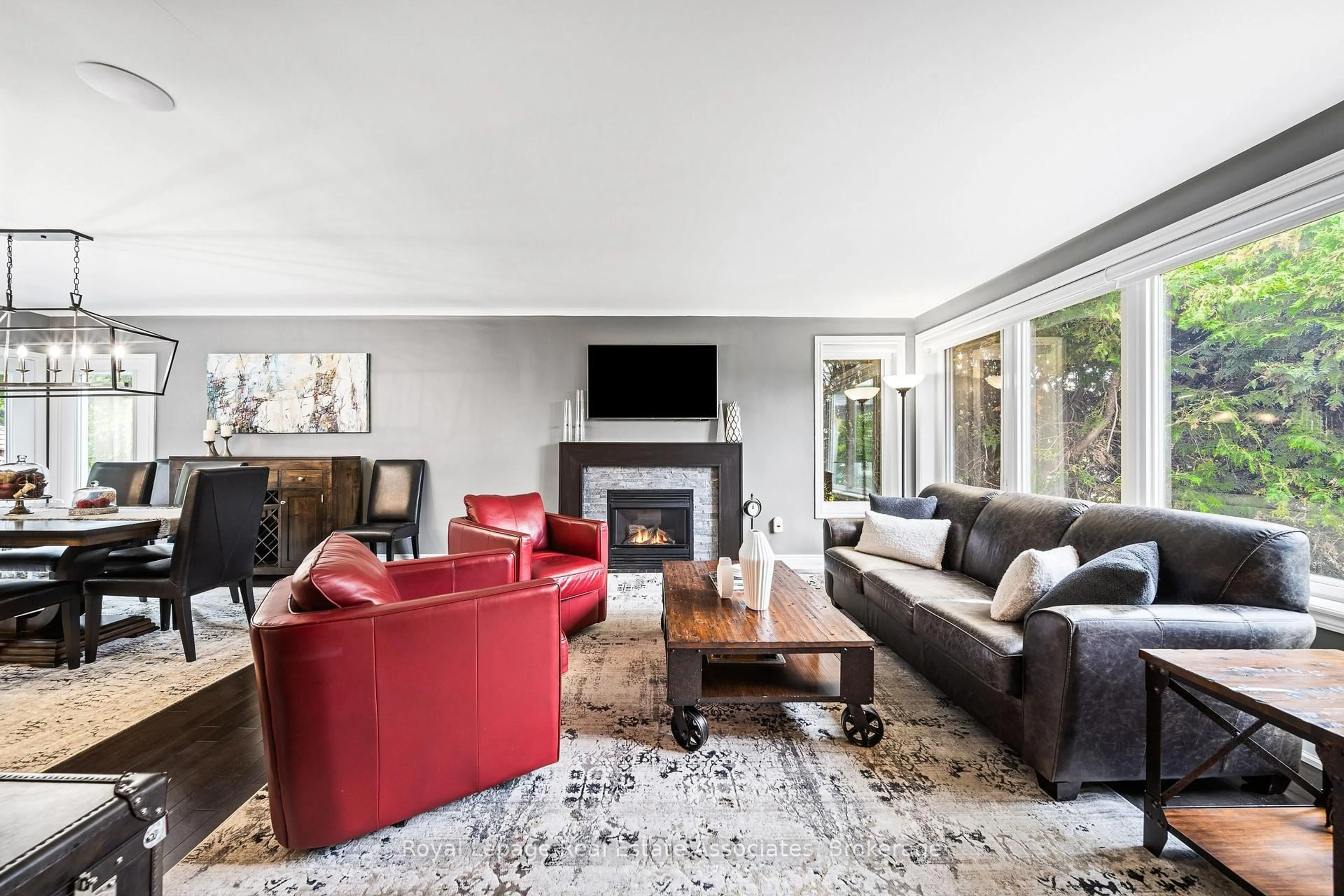 Living room with furniture, unknown for 96 Delrex Blvd, Halton Hills Ontario L7G 3X9