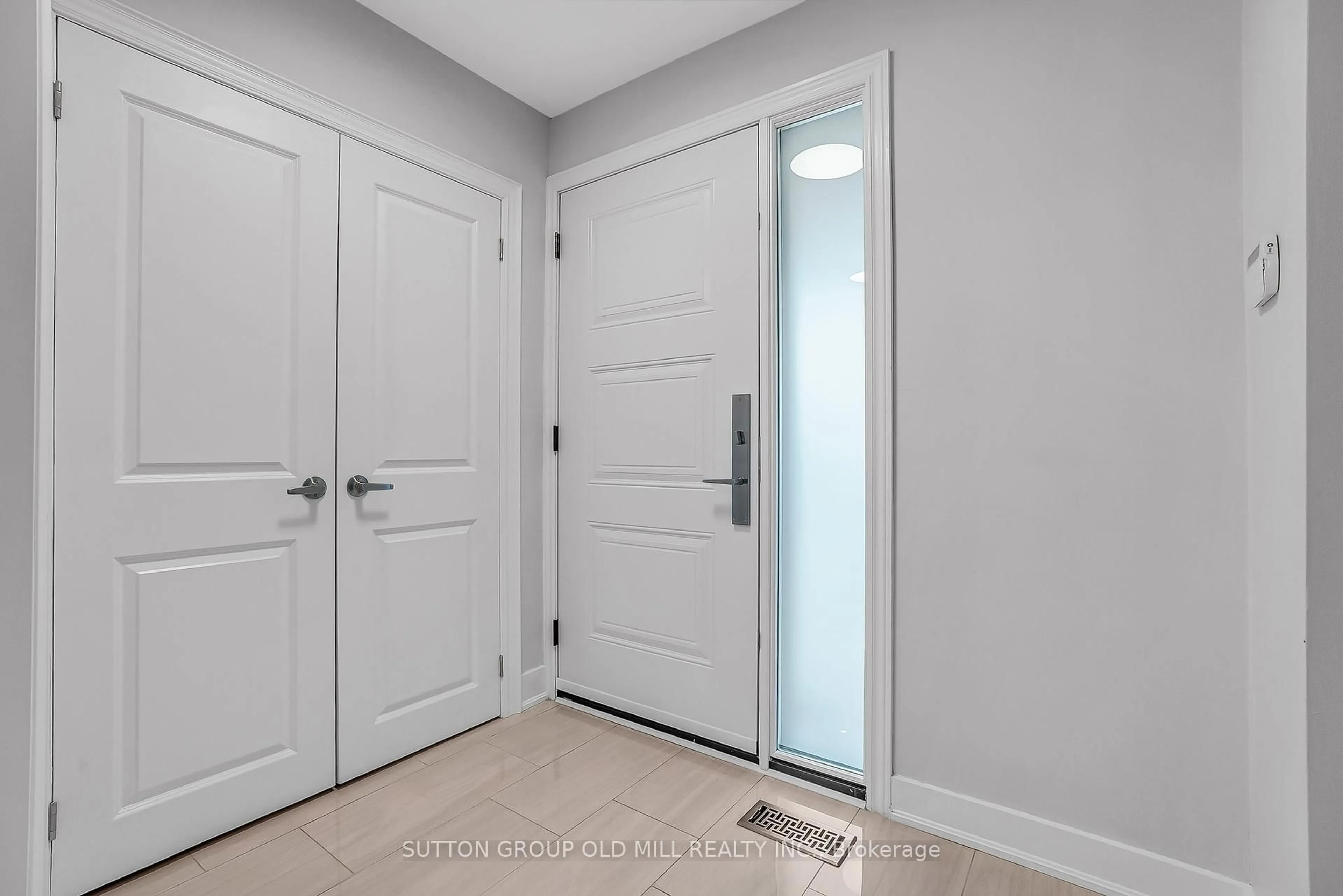 Indoor entryway for 40 Lemonwood Dr, Toronto Ontario M9A 4L5
