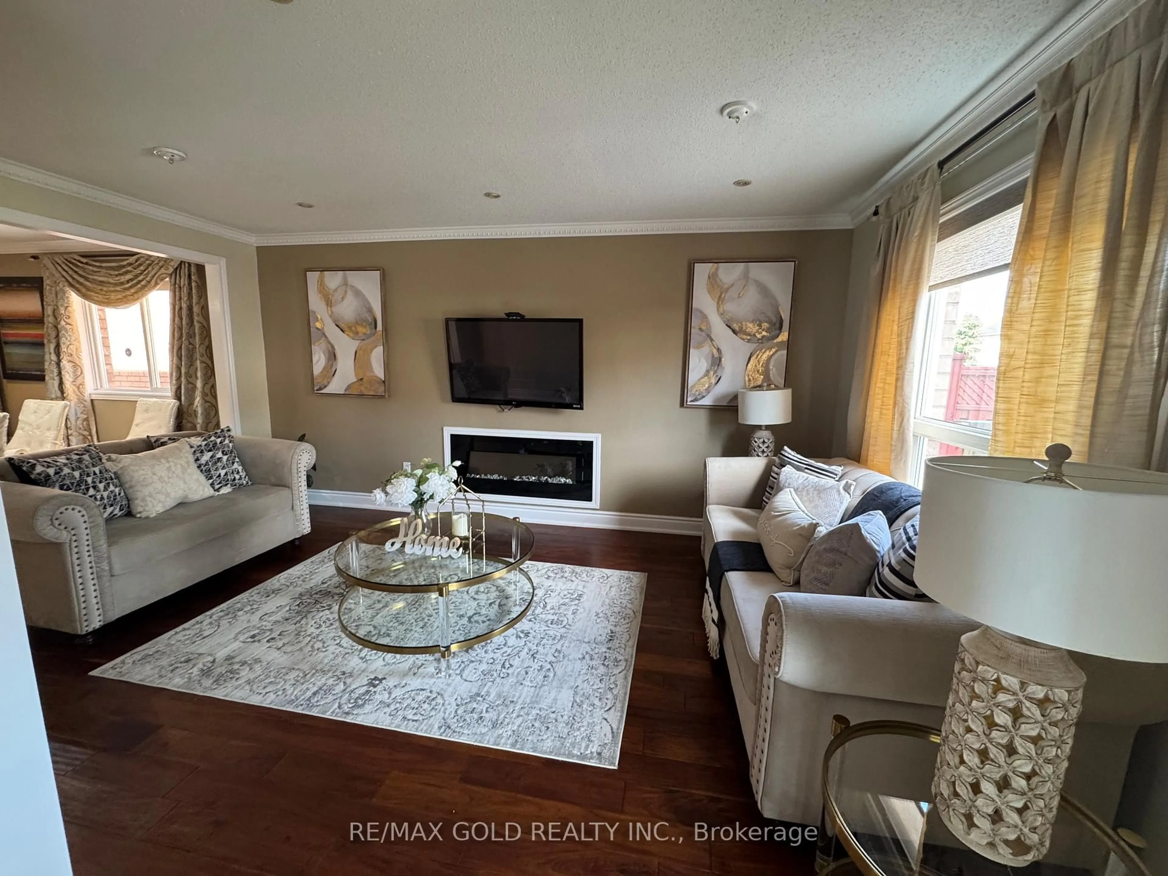 Living room with furniture, wood/laminate floor for 33 Tigerlily Pl, Brampton Ontario L6R 2C8
